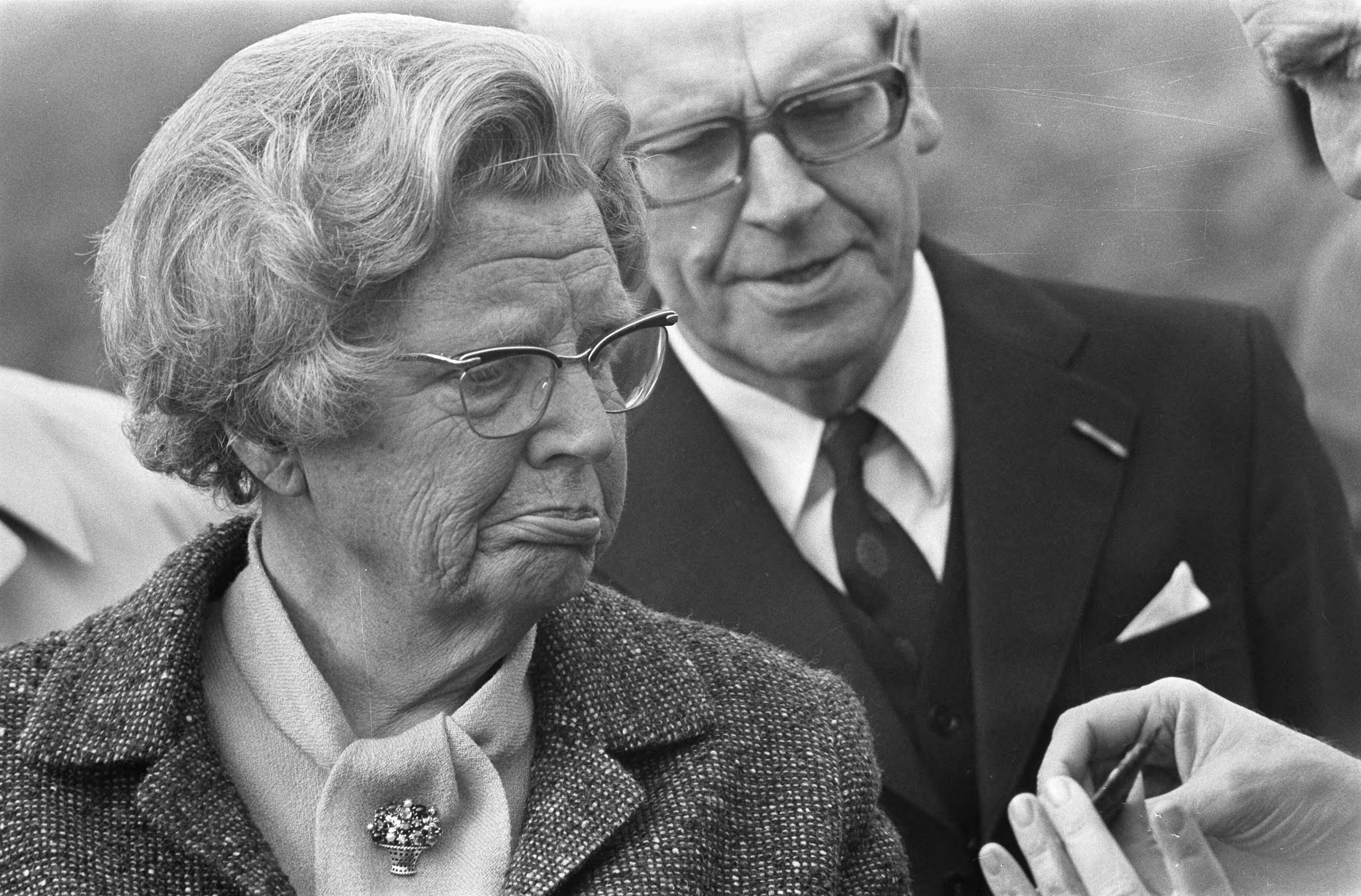 Fotocollectie Anefo — koningin Juliana bezoekt wrak Romeins schip in Zwammerdam; koningin Juliana, kop — Foto: Mieremet, Rob / Anefo. Licentie: Set B: Rechtenvrij / Publiek Domein. Bron: Nationaal Archief. http://hdl.handle.net/10648/ac471792-d0b4-102d-bcf8-003048976d84