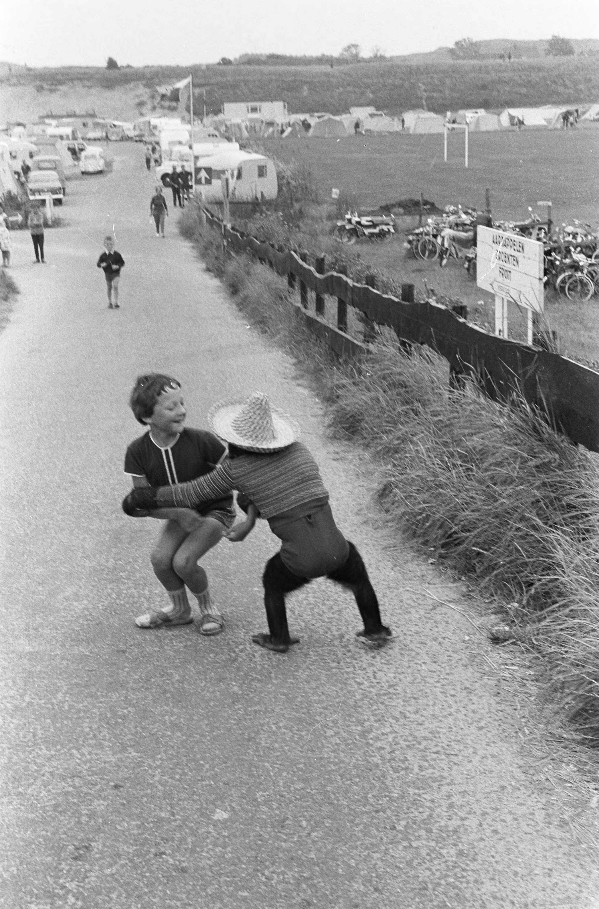 Fotocollectie Anefo — Op Camping Sandevoerde (Zandvoort) logeert een vreemde gast de chimpansee Suzy, aan de wandel met een van de kinderen — Foto: Pot, Harry / Anefo. Licentie: Set B: Rechtenvrij / Publiek Domein. Bron: Nationaal Archief. http://hdl.handle.net/10648/aa12483e-d0b4-102d-bcf8-003048976d84