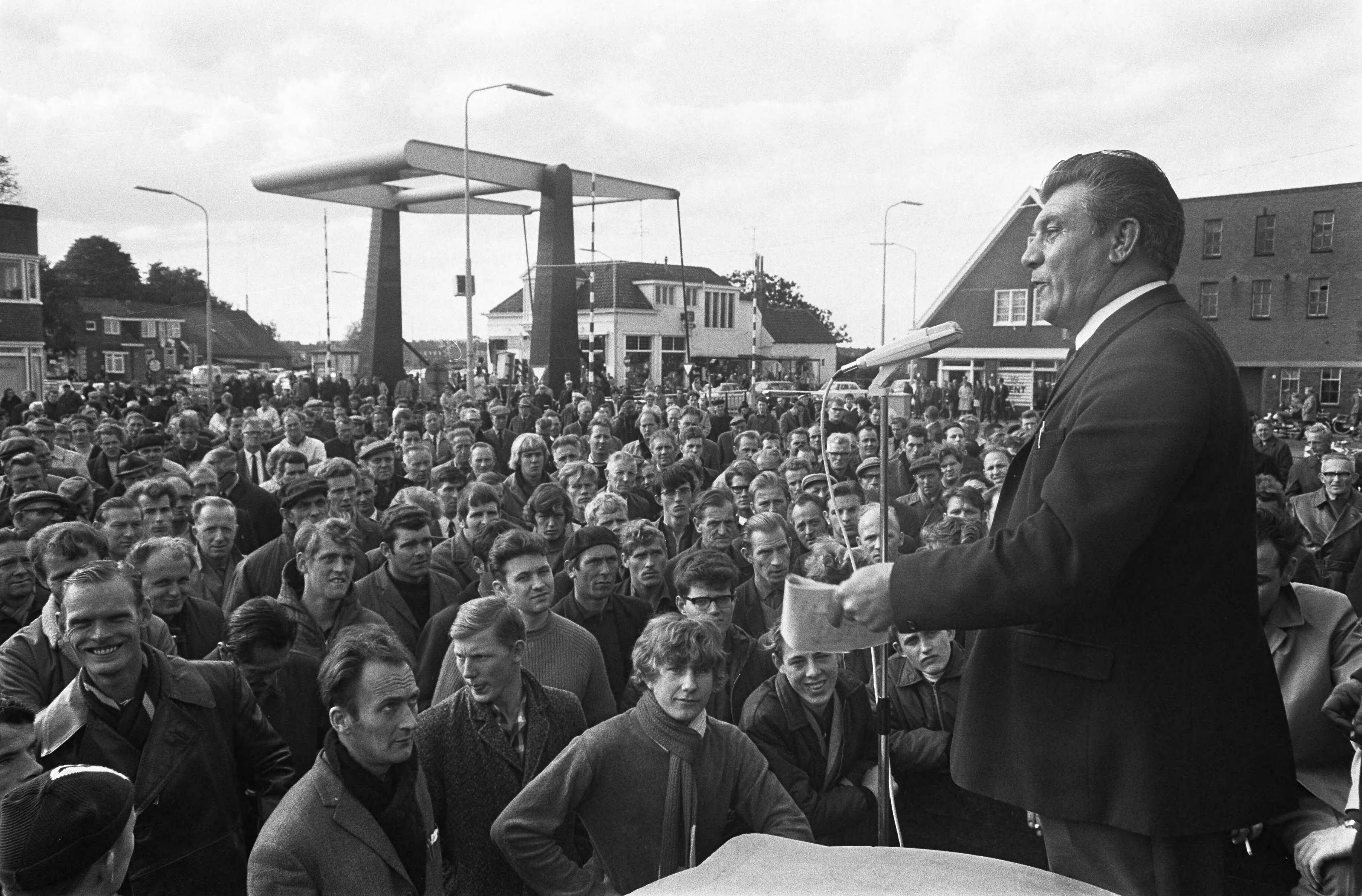 Fotocollectie Anefo — Arbeiders in kartonindustrie in Oost Groningen staken 24u voor meer loon. Overzicht — Foto: Koch, Eric / Anefo. Licentie: Set B: Rechtenvrij / Publiek Domein. Bron: Nationaal Archief. http://hdl.handle.net/10648/ab7b41d0-d0b4-102d-bcf8-003048976d84