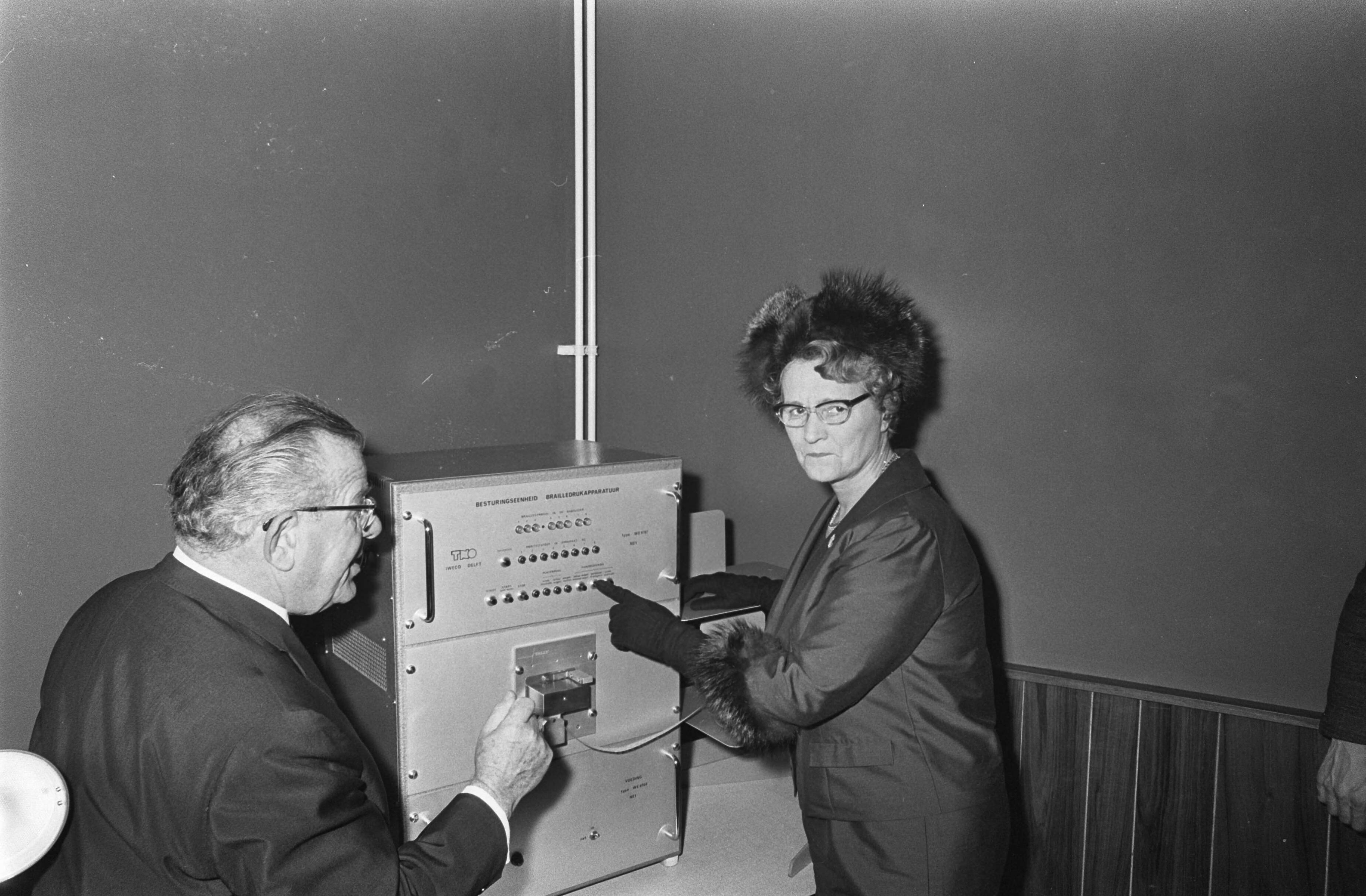 Fotocollectie Anefo — Minister Klompe braille drukmachine in Nederlandse Blindenbibliotheek in gebruik gesteld te Den Haag . Links dhr. J. C. W. Ouderksenwijngaard / — Foto: Koch, Eric / Anefo. Licentie: Set B: Rechtenvrij / Publiek Domein. Bron: Nationaal Archief. http://hdl.handle.net/10648/ab3bc9ce-d0b4-102d-bcf8-003048976d84