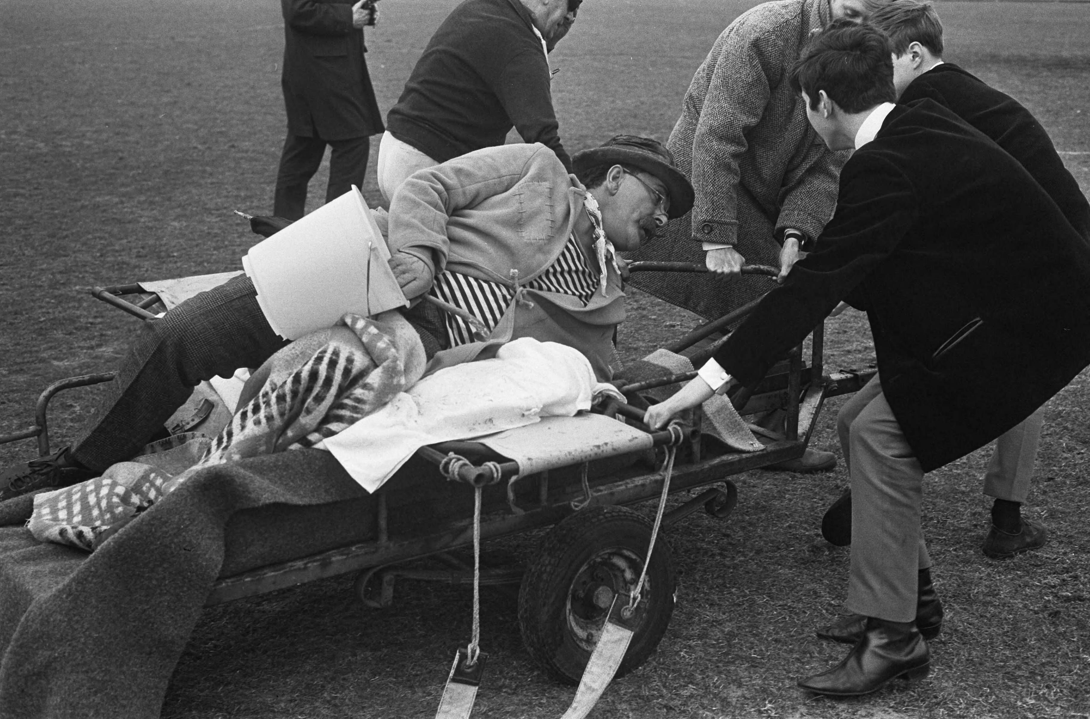 Fotocollectie Anefo — Artiestenvoetbal in Den Haag , momenten uit de wedstrijd, Dorus (Tom Manders) op de brancard — Foto: Koch, Eric / Anefo. Licentie: Set B: Rechtenvrij / Publiek Domein. Bron: Nationaal Archief. http://hdl.handle.net/10648/aa99130a-d0b4-102d-bcf8-003048976d84