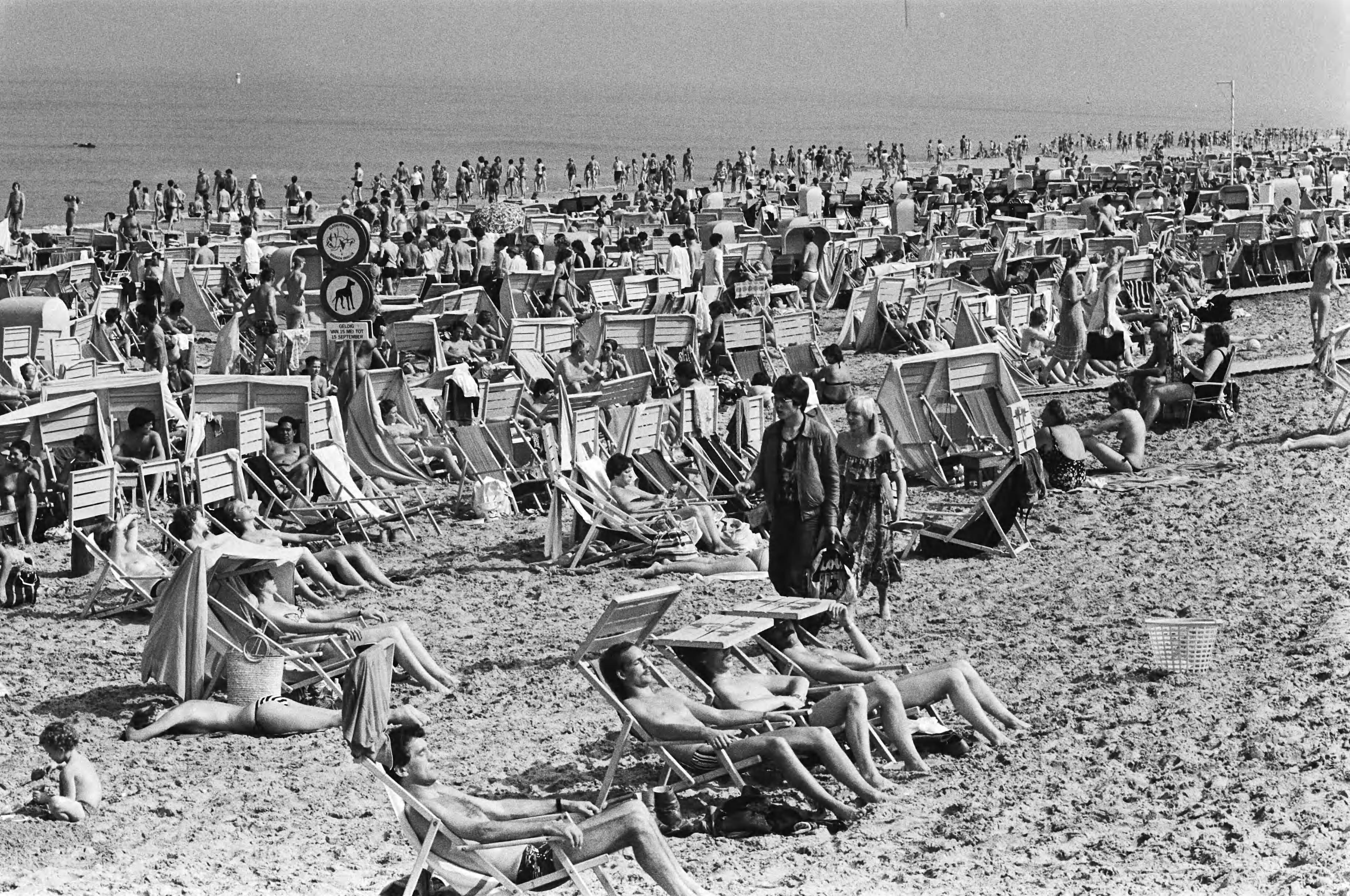 Pinksterdrukte — Stranddrukte te Zandvoort — Foto: Suyk, Koen / Anefo. Licentie: Set B: Rechtenvrij / Publiek Domein. Bron: Nationaal Archief. http://hdl.handle.net/10648/accb54bc-d0b4-102d-bcf8-003048976d84