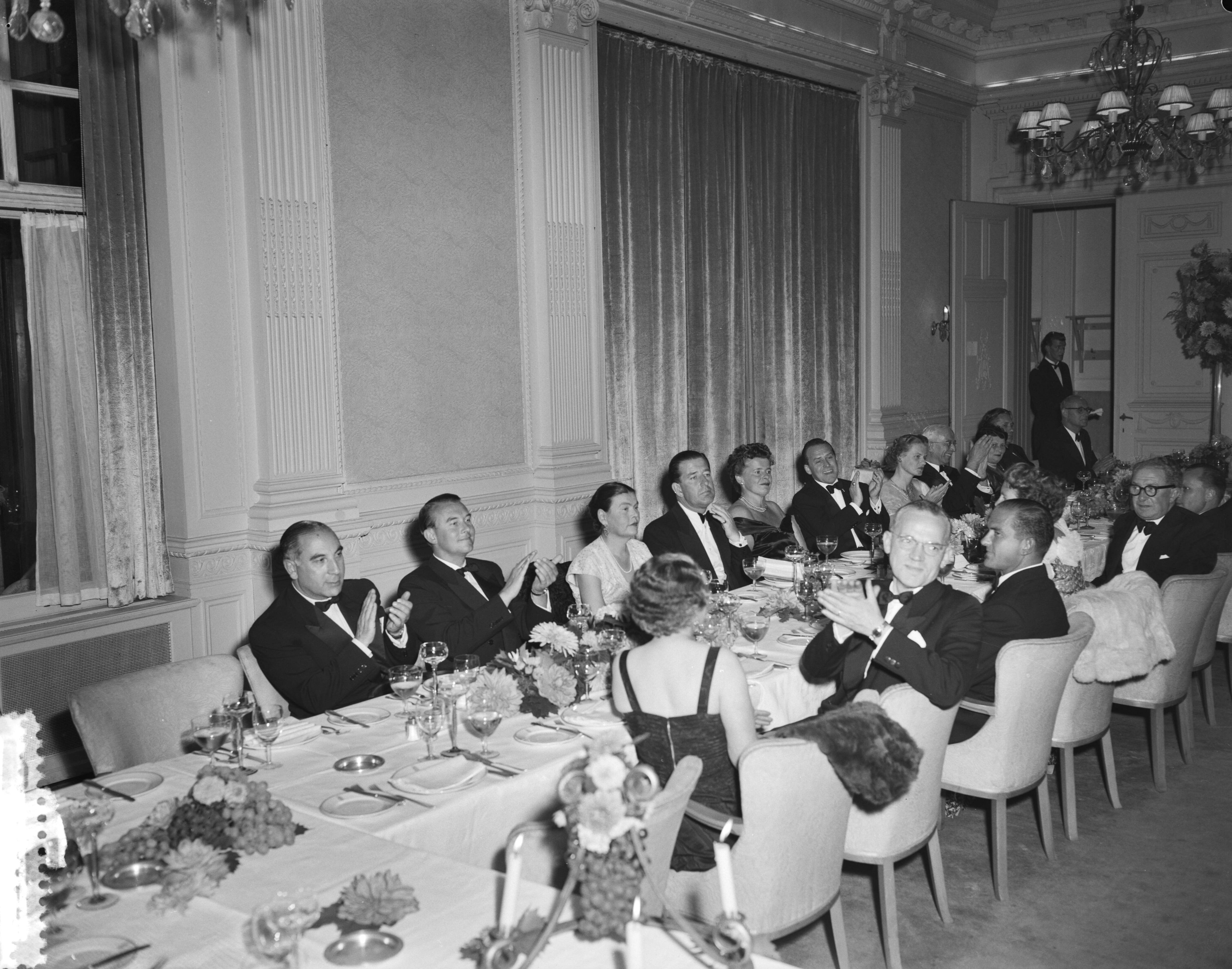 Fotocollectie Anefo — Assuradeuren Congres Den Haag , diner — Foto: Meijer, T.A. / Anefo. Licentie: Set B: Rechtenvrij / Publiek Domein. Bron: Nationaal Archief. http://hdl.handle.net/10648/a9293220-d0b4-102d-bcf8-003048976d84