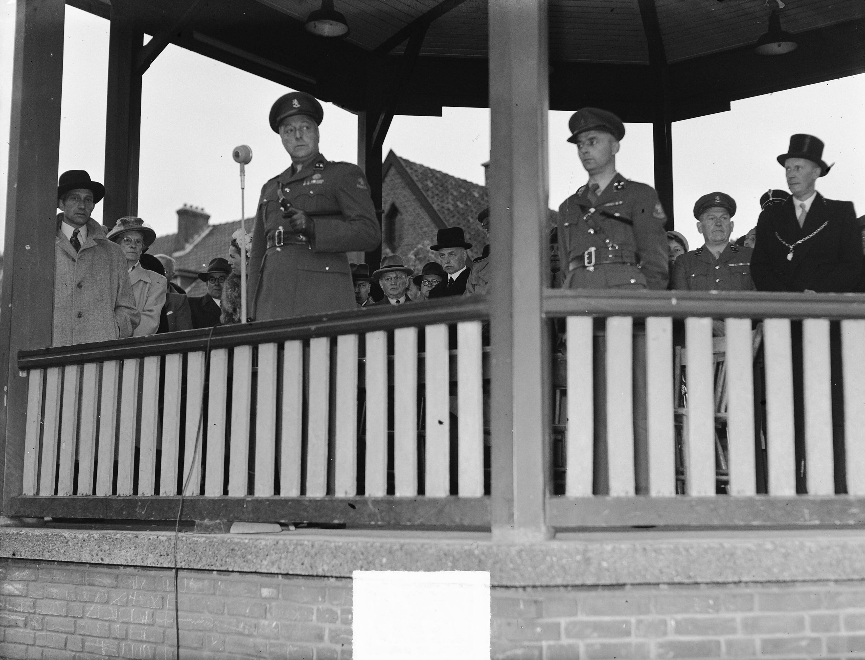 Fotocollectie Anefo — Ontvangst te Voorburg van het 5e Bataljon Garderegiment Jagers. Commandant in muziektent aan de Laan van Haagvliet — Foto: Nijs, Jac. de / Anefo. Licentie: Set B: Rechtenvrij / Publiek Domein. Bron: Nationaal Archief. http://hdl.handle.net/10648/ad758888-d0b4-102d-bcf8-003048976d84