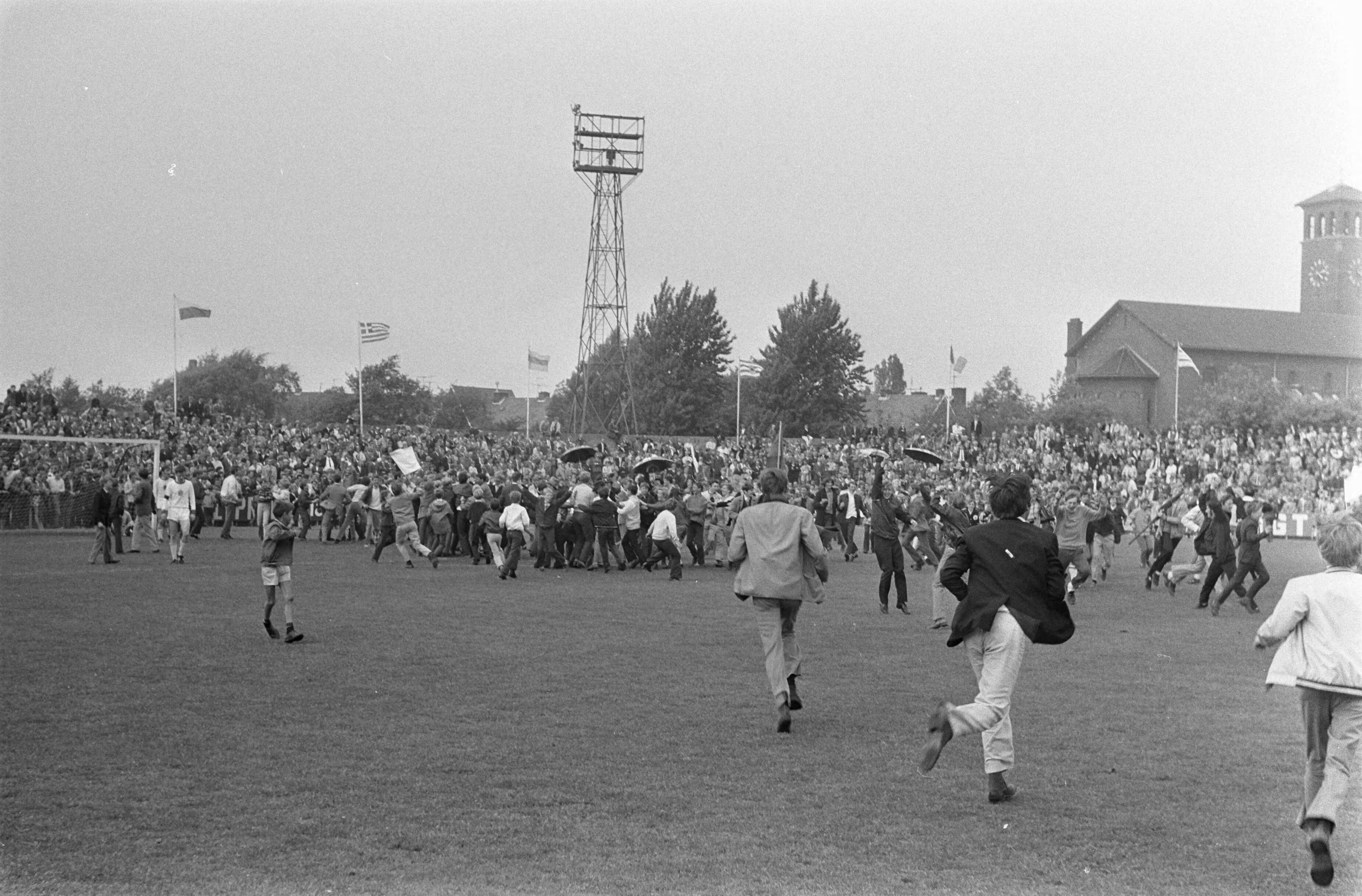 Fotocollectie Anefo — Haarlem tegen Helmond Sport 3-0, Haarlem naar de eredivisie spelmoment — Foto: Evers, Joost / Anefo. Licentie: Set B: Rechtenvrij / Publiek Domein. Bron: Nationaal Archief. http://hdl.handle.net/10648/ab6c5bca-d0b4-102d-bcf8-003048976d84