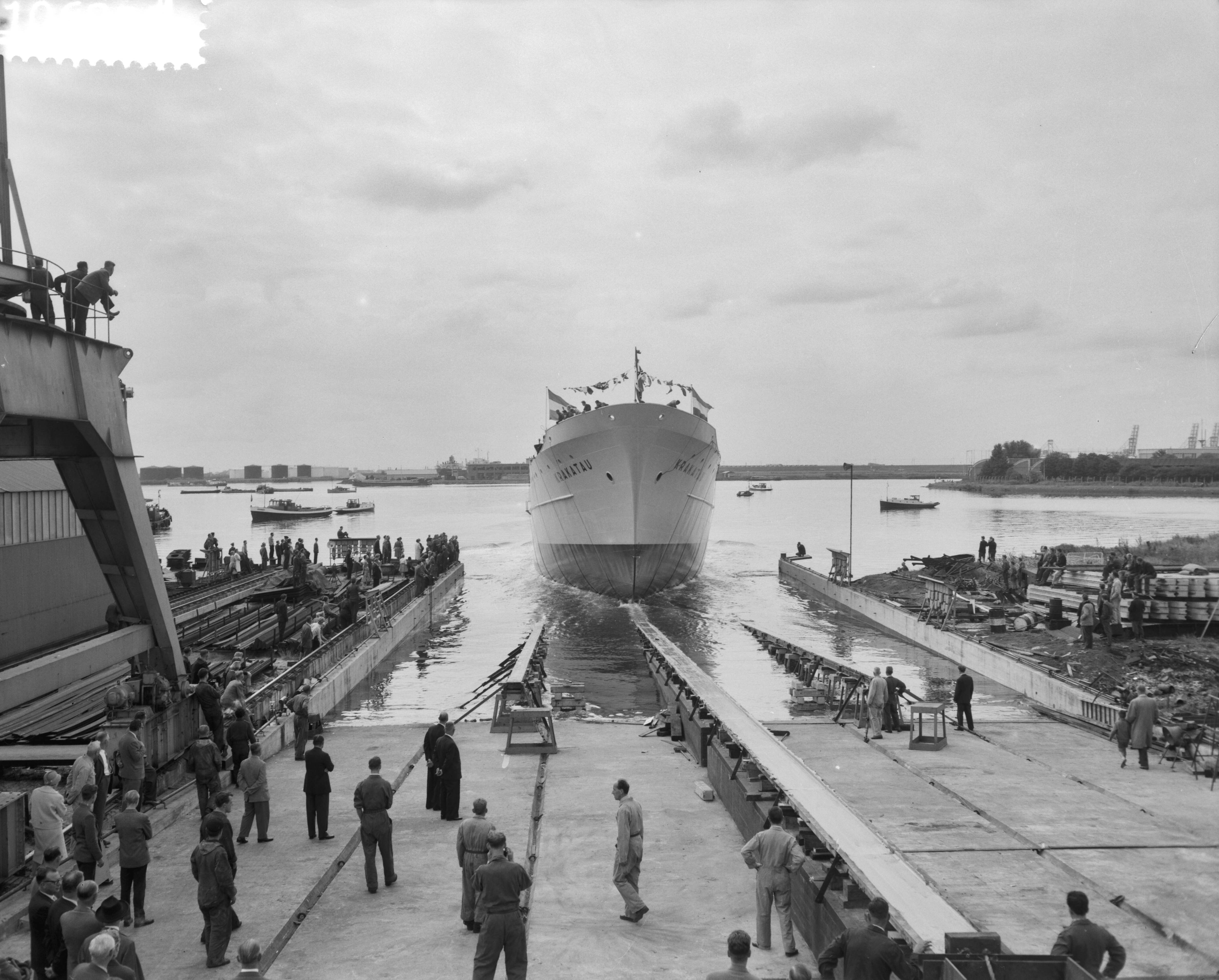 Fotocollectie Anefo — Tewaterlating dubbelschroefveerschip "Krakatau" bij de Zaanlandse Scheepsbouw Mij. — Foto: Bilsen, Joop van / Anefo. Licentie: Set B: Rechtenvrij / Publiek Domein. Bron: Nationaal Archief. http://hdl.handle.net/10648/a99dd364-d0b4-102d-bcf8-003048976d84