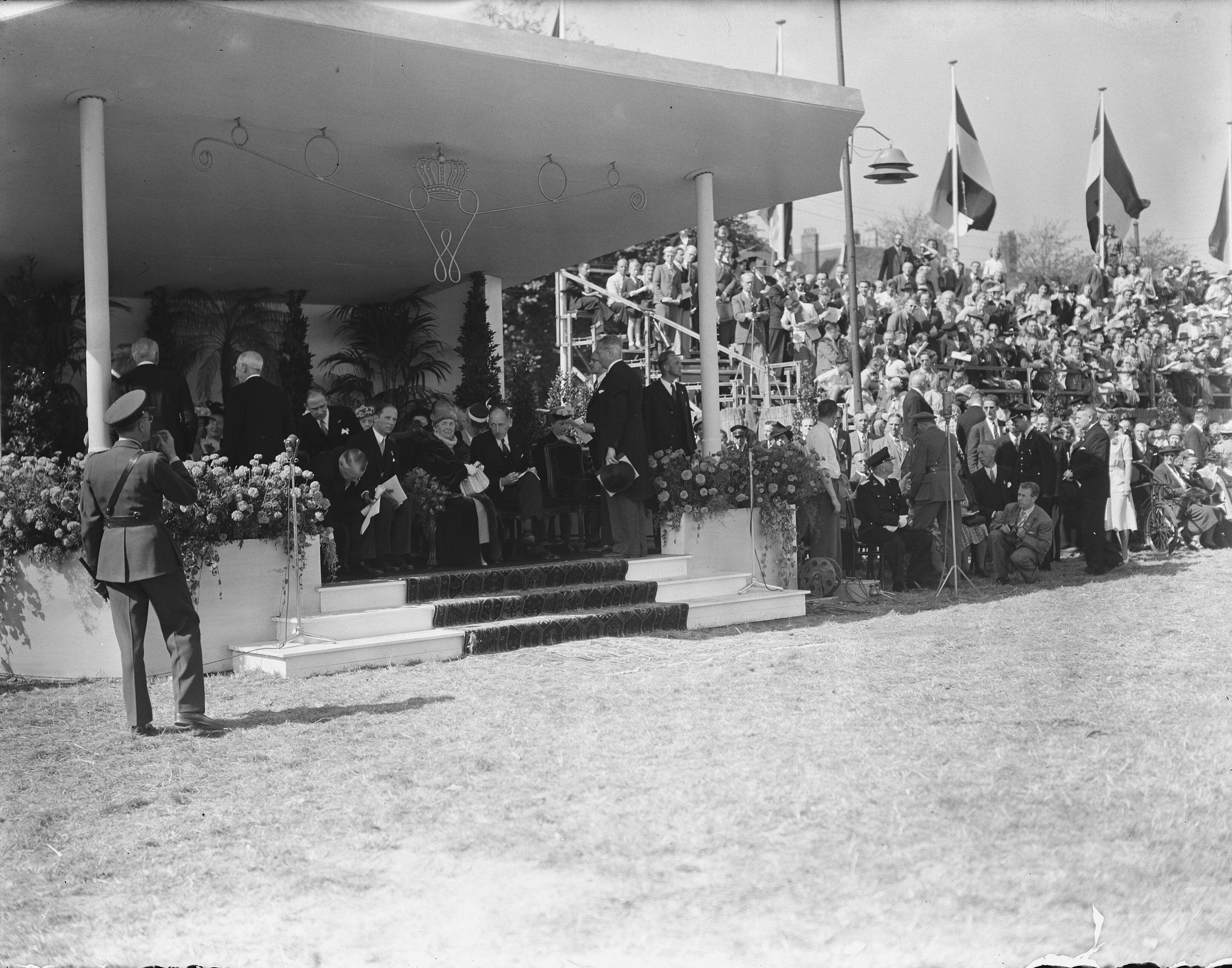50-jarig regeringsjubileum koningin Wilhelmina — Afscheidshulde van de Haagse burgerij. Aubade op het Malieveld in Den Haag — Foto: Fotograaf Onbekend / Anefo. Licentie: Set B: Rechtenvrij / Publiek Domein. Bron: Nationaal Archief. http://hdl.handle.net/10648/ac036970-d0b4-102d-bcf8-003048976d84