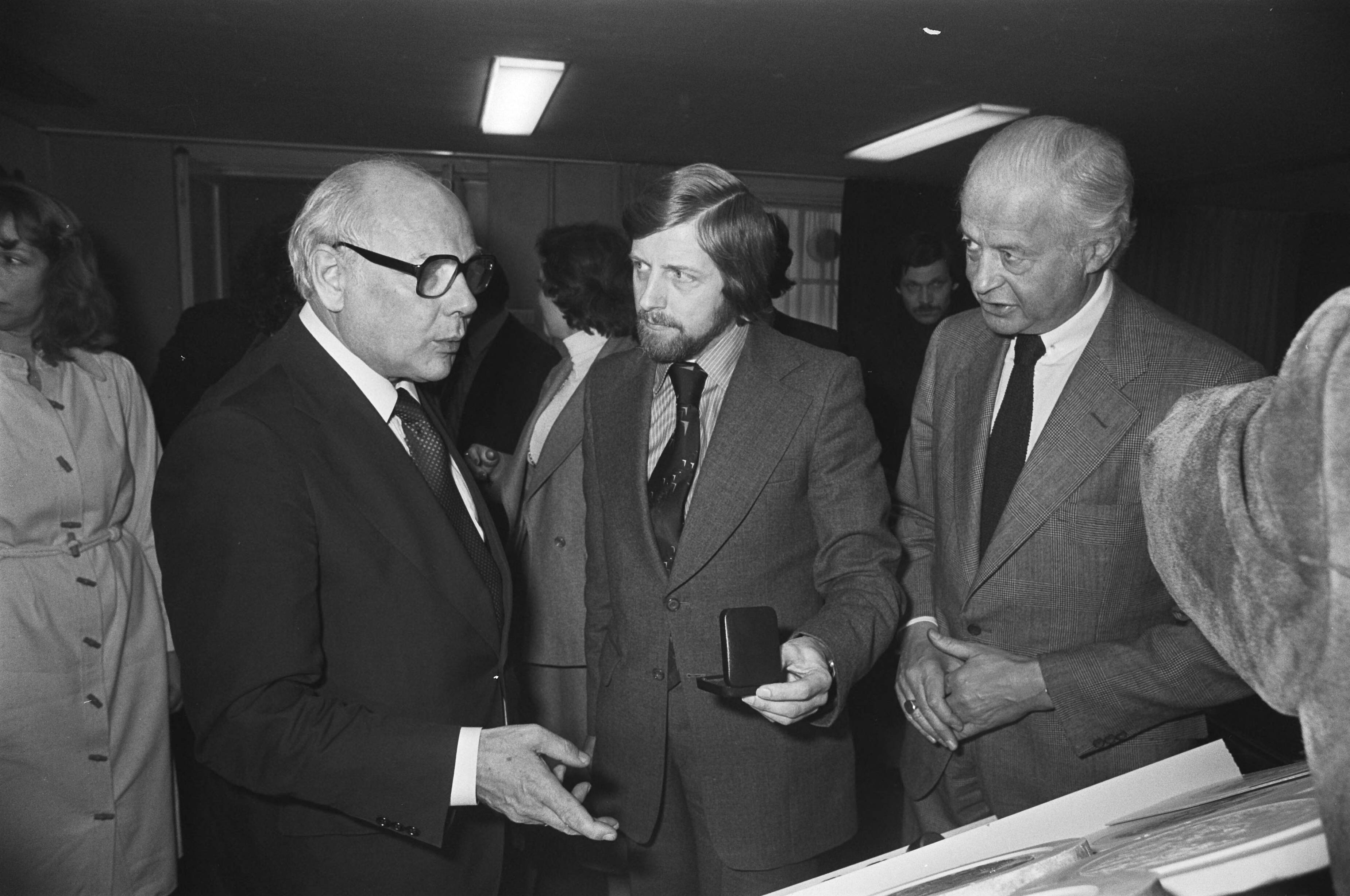 Den Uyl bij jubileum in Nieuwspoort — Den Uyl in gesprek — Foto: Suyk, Koen / Anefo. Licentie: Set B: Rechtenvrij / Publiek Domein. Bron: Nationaal Archief. http://hdl.handle.net/10648/ac98369a-d0b4-102d-bcf8-003048976d84