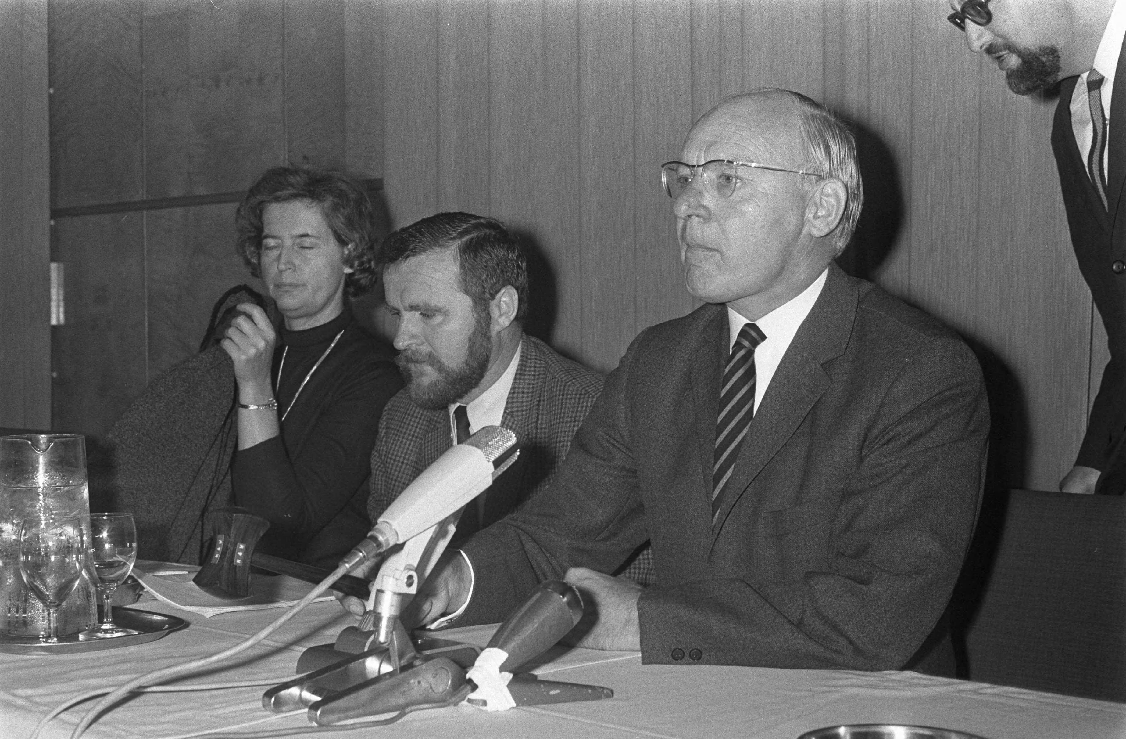 Fotocollectie Anefo — PvdA-vergadering in Utrecht; midden Henkelbag, rechts Vondeling — Foto: Mieremet, Rob / Anefo. Licentie: Set B: Rechtenvrij / Publiek Domein. Bron: Nationaal Archief. http://hdl.handle.net/10648/aba4011a-d0b4-102d-bcf8-003048976d84