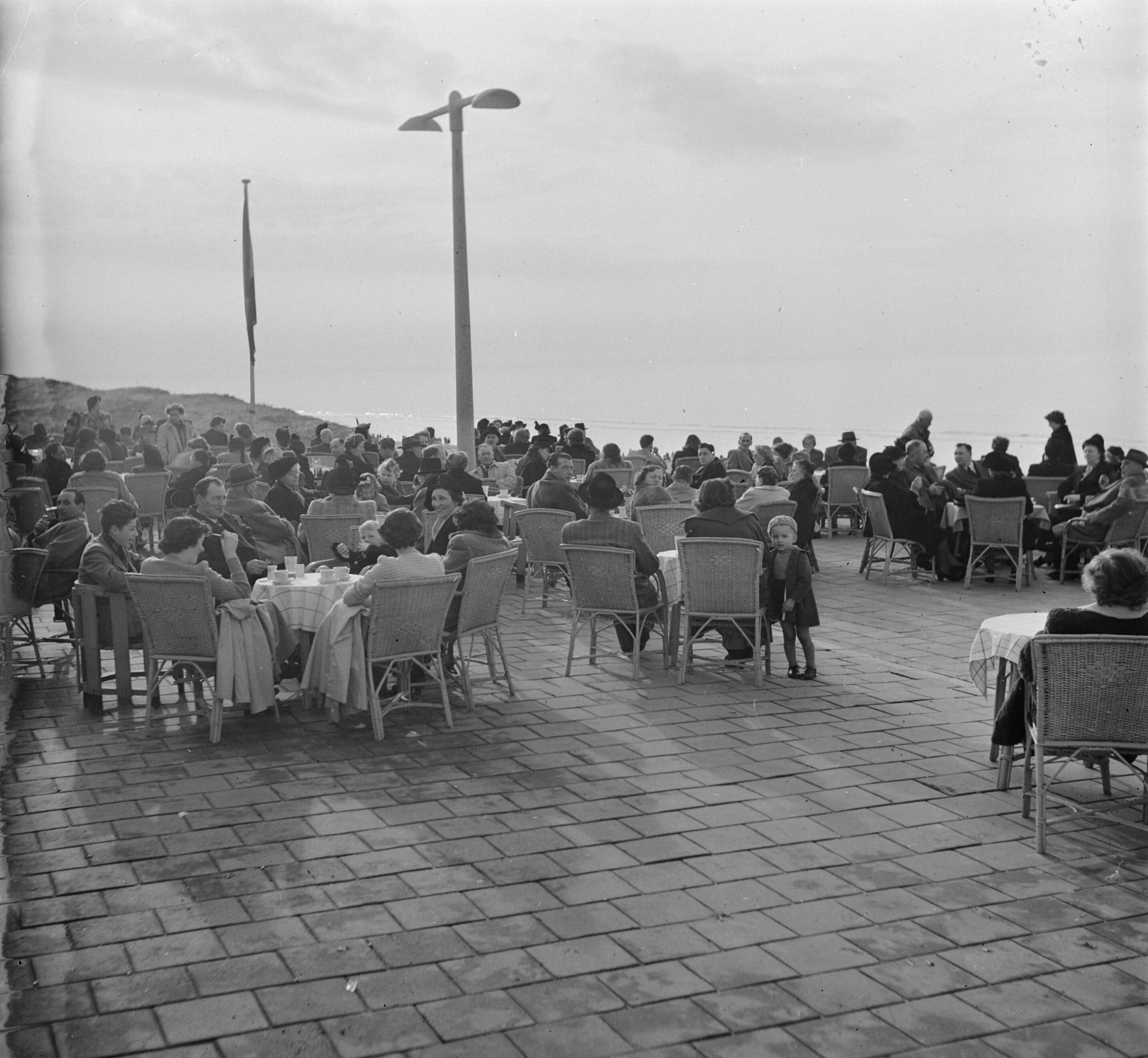 Fotocollectie Anefo — Zandvoort. Zomerdrukte in februari — Foto: Vermorken, […] / Anefo. Licentie: Set B: Rechtenvrij / Publiek Domein. Bron: Nationaal Archief. http://hdl.handle.net/10648/a8d4c6c2-d0b4-102d-bcf8-003048976d84