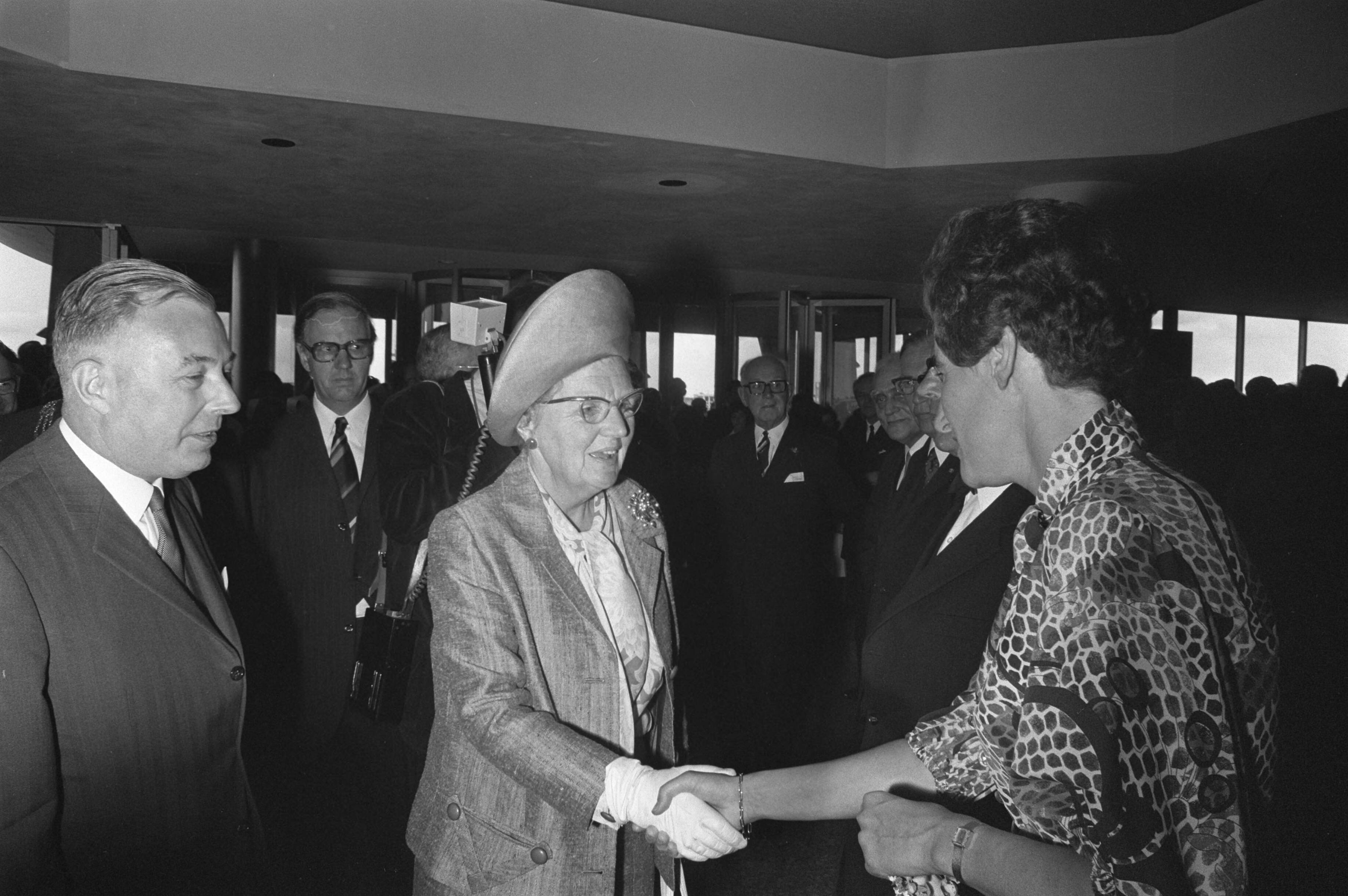 Opening van het ziekenhuiscomplex Leyenburg in Den Haag door Hare Majesteit koningin Juliana — De koningin tijdens de opening — Foto: Fotograaf Onbekend / Anefo. Licentie: Set B: Rechtenvrij / Publiek Domein. Bron: Nationaal Archief. http://hdl.handle.net/10648/abe98af0-d0b4-102d-bcf8-003048976d84