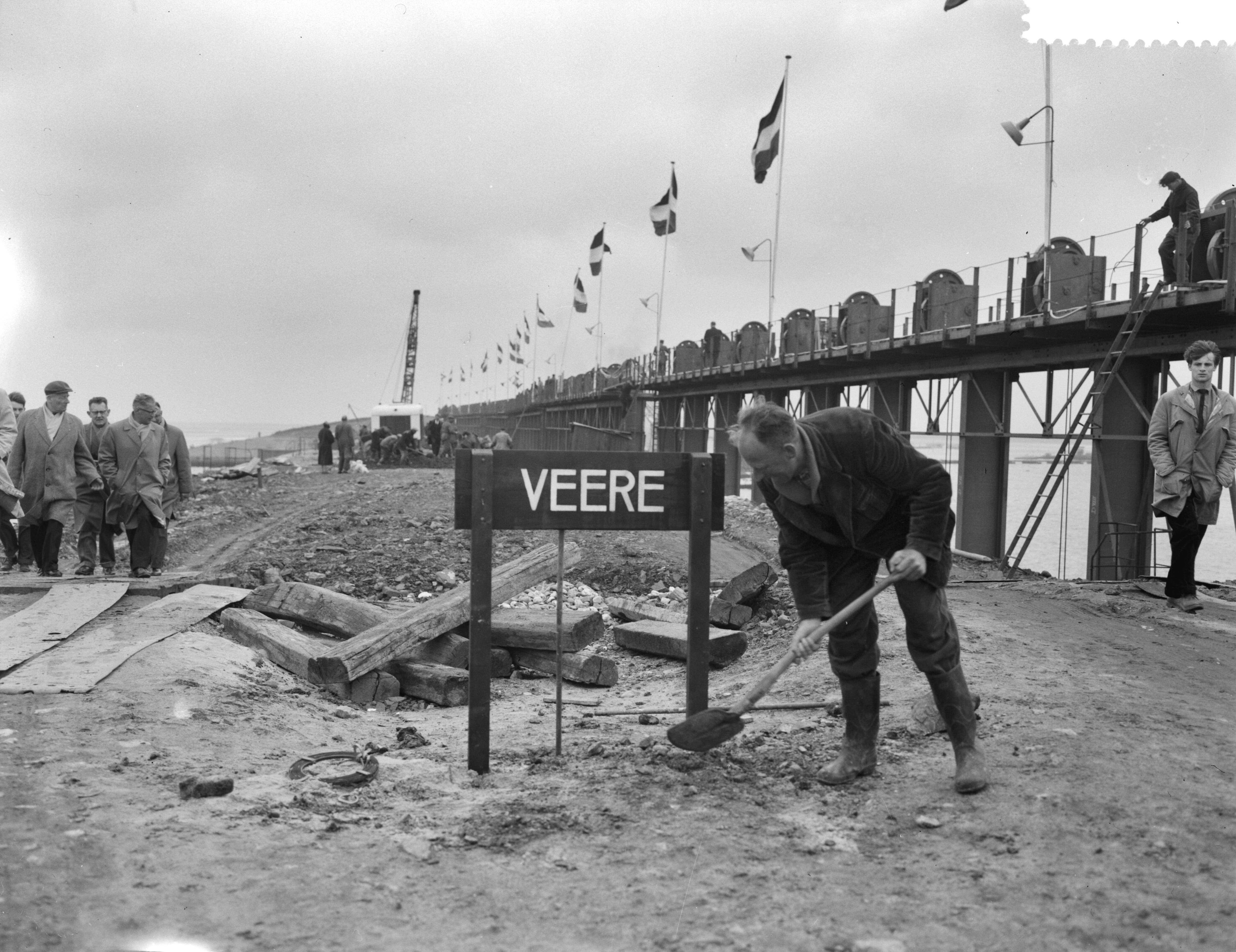 Fotocollectie Anefo — Definitieve sluiting van het Veerse Gat — Foto: Rossem, Wim van / Anefo. Licentie: Set B: Rechtenvrij / Publiek Domein. Bron: Nationaal Archief. http://hdl.handle.net/10648/a9d31894-d0b4-102d-bcf8-003048976d84