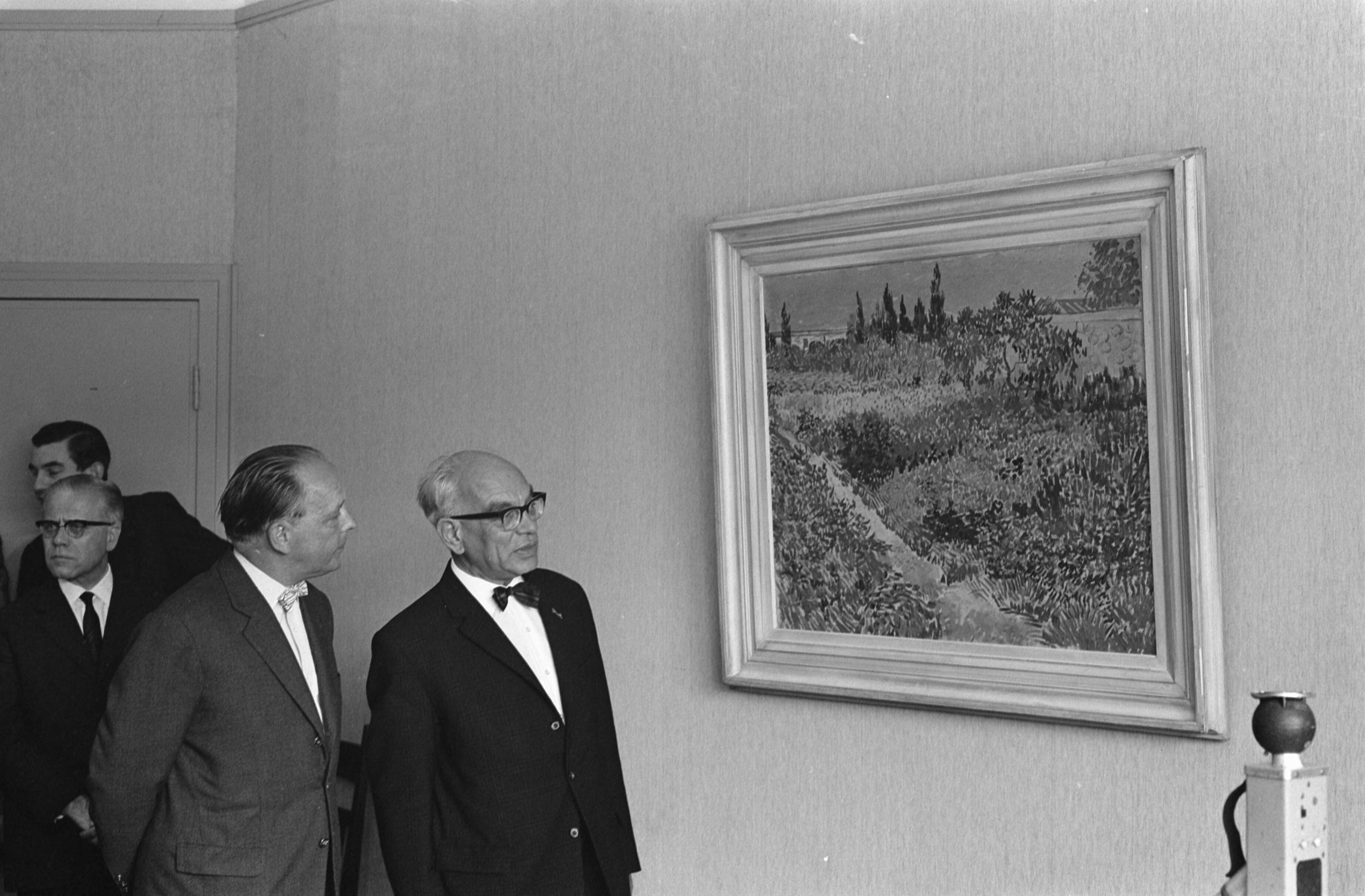 Fotocollectie Anefo — Haagse wethouder van Onderwijs en Kunst, J. van Zwijndrecht neemt in het Haagse Gemeentemuseum een schilderij van Van Gogh in ontvangst. Wethouder Van Zwijndrecht (rechts) en mr. H.J. Reinink van het ministerie van O.K. en W. (links) bekijken het schilderij — Foto: Pot, Harry / Anefo. Licentie: Set B: Rechtenvrij / Publiek Domein. Bron: Nationaal Archief. http://hdl.handle.net/10648/aa13d226-d0b4-102d-bcf8-003048976d84