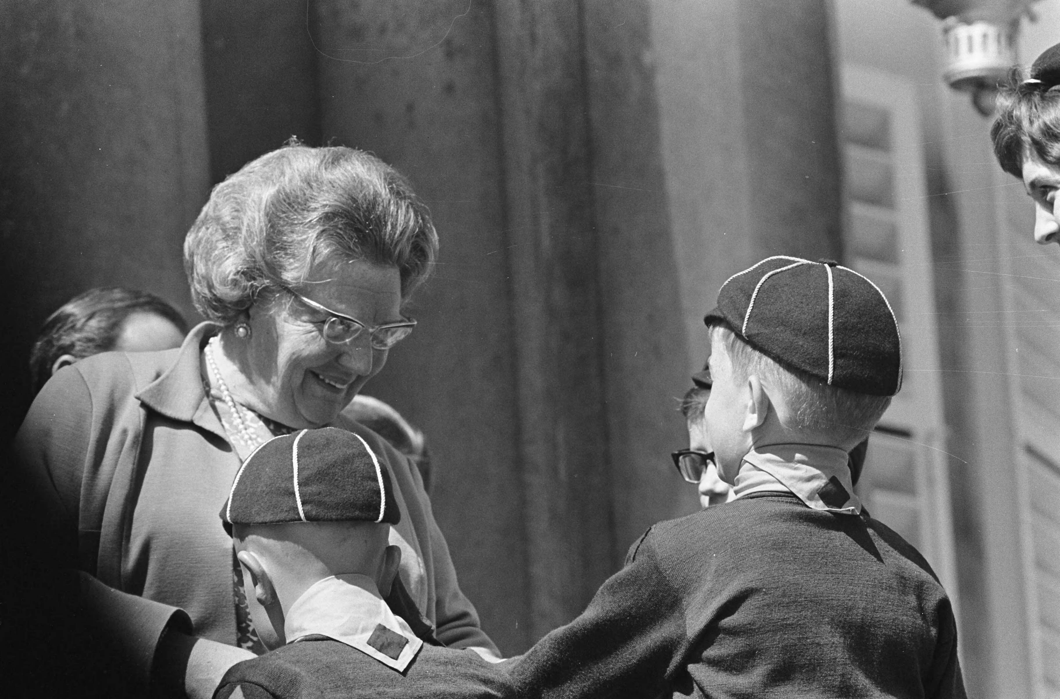 Fotocollectie Anefo — Koninginnedag, defilee op Soestdijk, Margriet en Pieter (koppen) — Foto: Kroon, Ron / Anefo. Licentie: Set B: Rechtenvrij / Publiek Domein. Bron: Nationaal Archief. http://hdl.handle.net/10648/aae7ef2a-d0b4-102d-bcf8-003048976d84