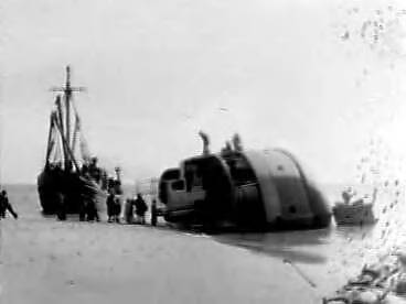 Fotocollectie Anefo — Berging "Achilles" gestrand in de nacht van 15 op 16 maart bij Westkapelle — Foto: Bilsen, Joop van / Anefo. Licentie: Set B: Rechtenvrij / Publiek Domein. Bron: Nationaal Archief. http://hdl.handle.net/10648/a95c755e-d0b4-102d-bcf8-003048976d84