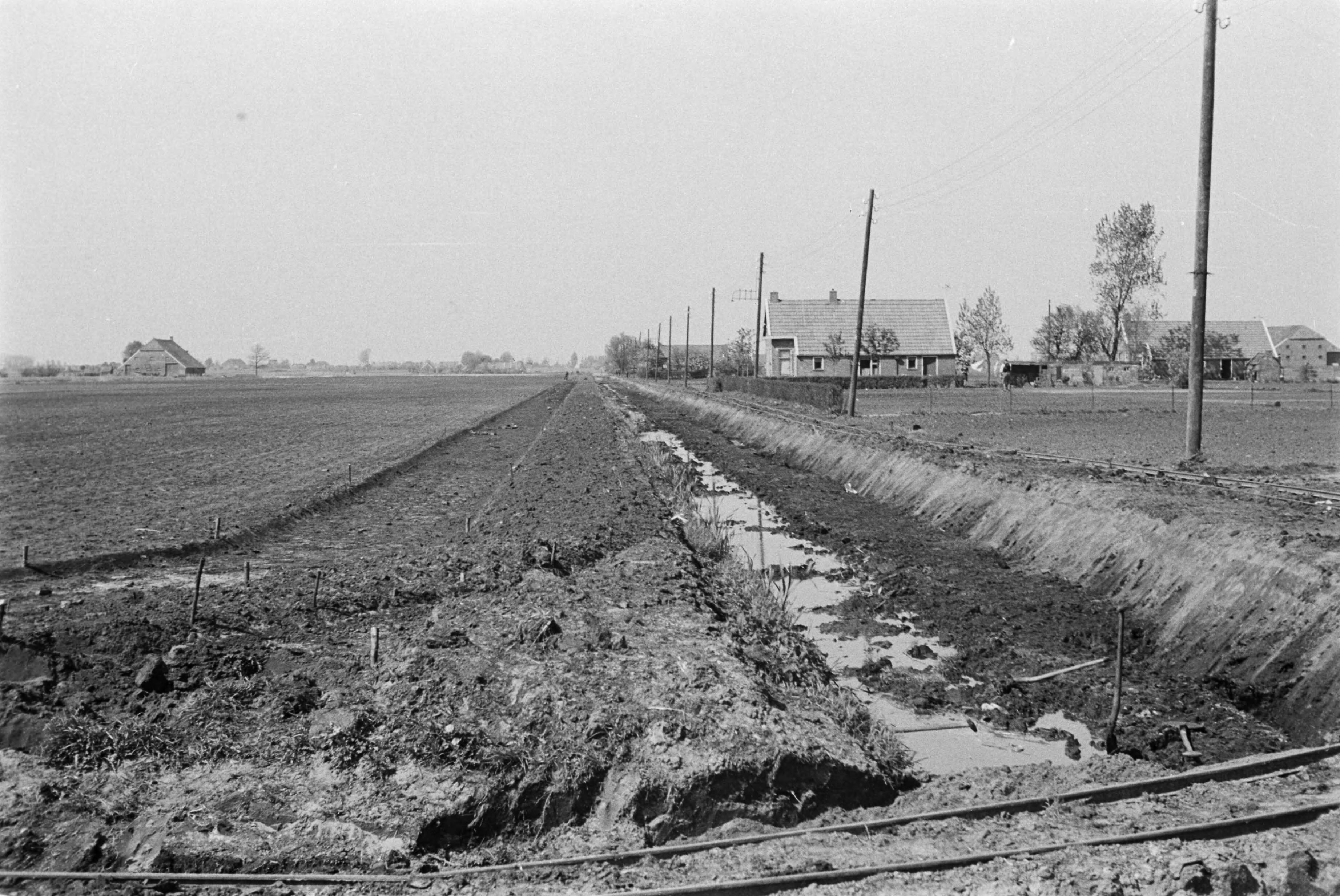 Fotocollectie Nederlandse Heidemaatschappij — te dempen sloot voor aanleg weg met te graven wegsloot — Foto: Fotograaf Onbekend / Heidemij. Licentie: Set B: Rechtenvrij / Publiek Domein. Bron: Nationaal Archief. http://hdl.handle.net/10648/ae8919a6-d0b4-102d-bcf8-003048976d84