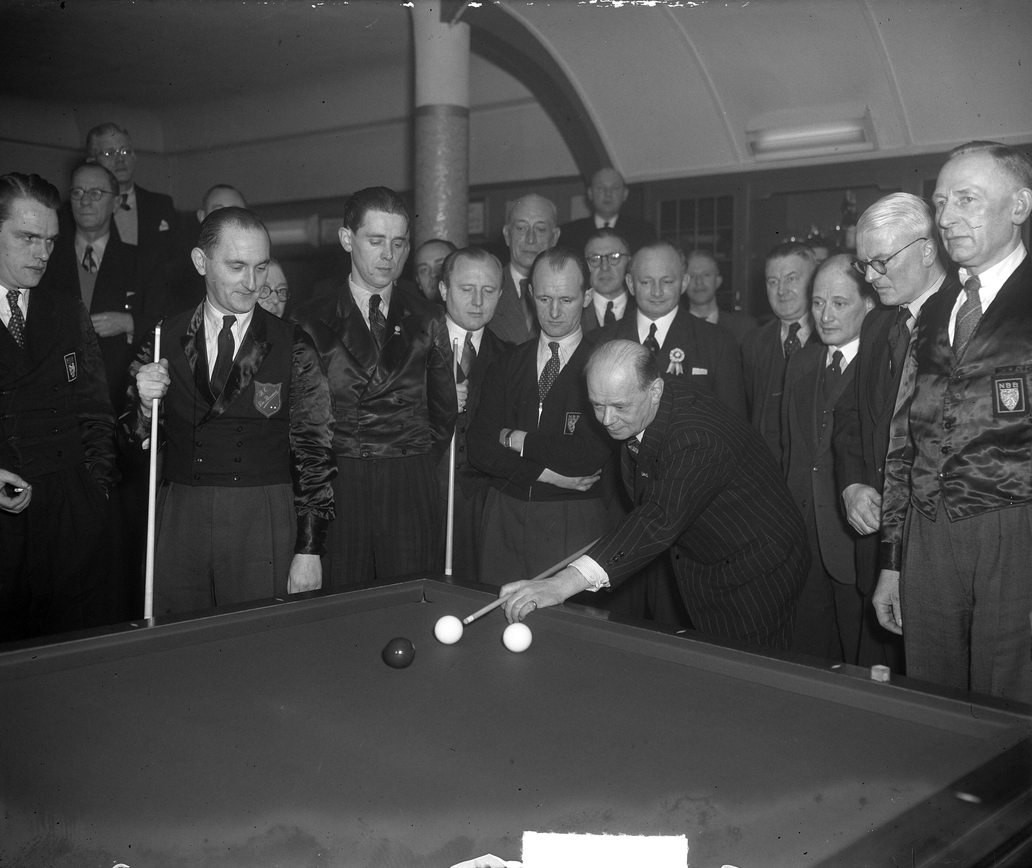 Fotocollectie Anefo — Nationale biljartkampioenschap hoofdklasse driebanden in Den Haag. Wethouder Dresmé opende het toernooi — Foto: Duinen, H. van / Anefo. Licentie: Set B: Rechtenvrij / Publiek Domein. Bron: Nationaal Archief. http://hdl.handle.net/10648/a8e46d8e-d0b4-102d-bcf8-003048976d84