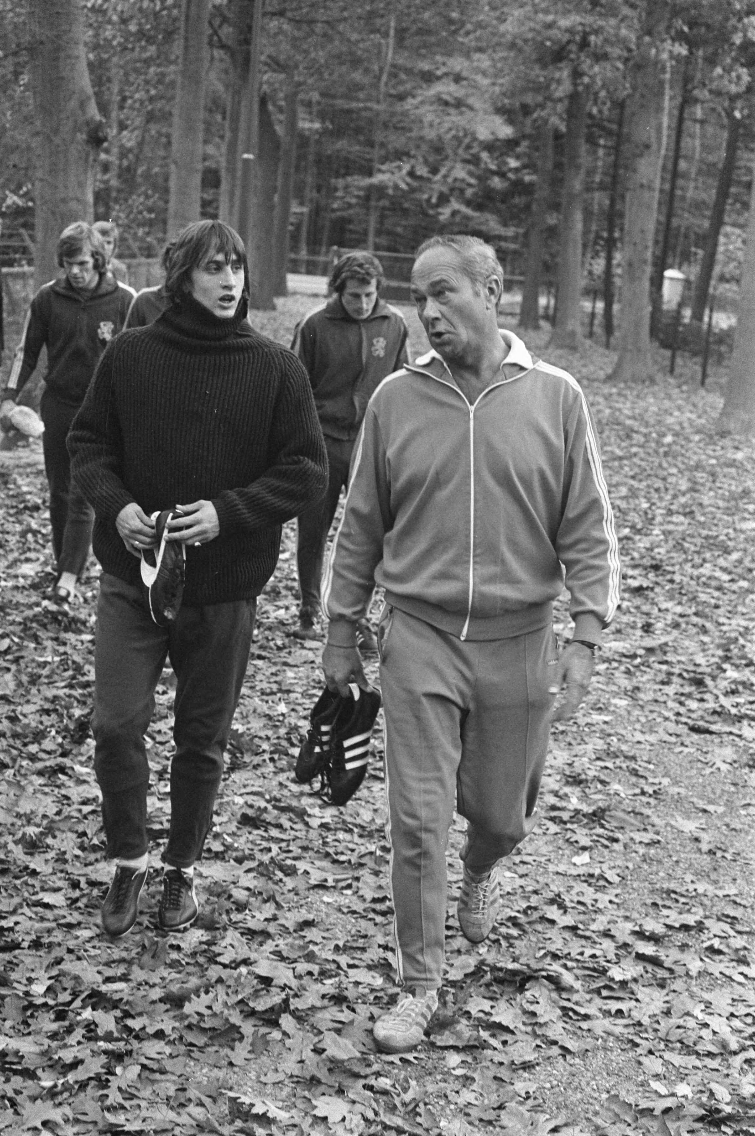 Fotocollectie Anefo — Nederlands elftal traint in Zeist, Fadrhone en Cruijff in gesprek — Foto: Verhoeff, Bert / Anefo. Licentie: Set B: Rechtenvrij / Publiek Domein. Bron: Nationaal Archief. http://hdl.handle.net/10648/abfb2a6c-d0b4-102d-bcf8-003048976d84