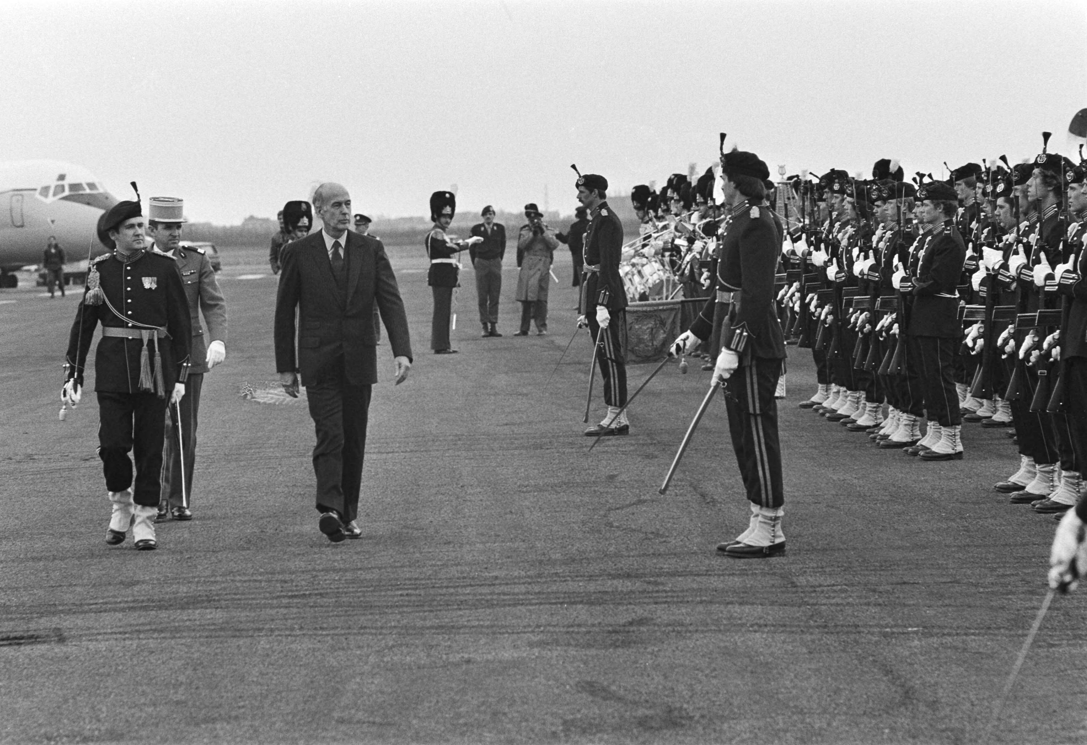 Fotocollectie Anefo — Europese Raad in Maastricht, Giscard dEstaing inspecteerd de erewacht op vliegveld Beek — Foto: Croes, Rob C. / Anefo. Licentie: Set B: Rechtenvrij / Publiek Domein. Bron: Nationaal Archief. http://hdl.handle.net/10648/acf7cace-d0b4-102d-bcf8-003048976d84