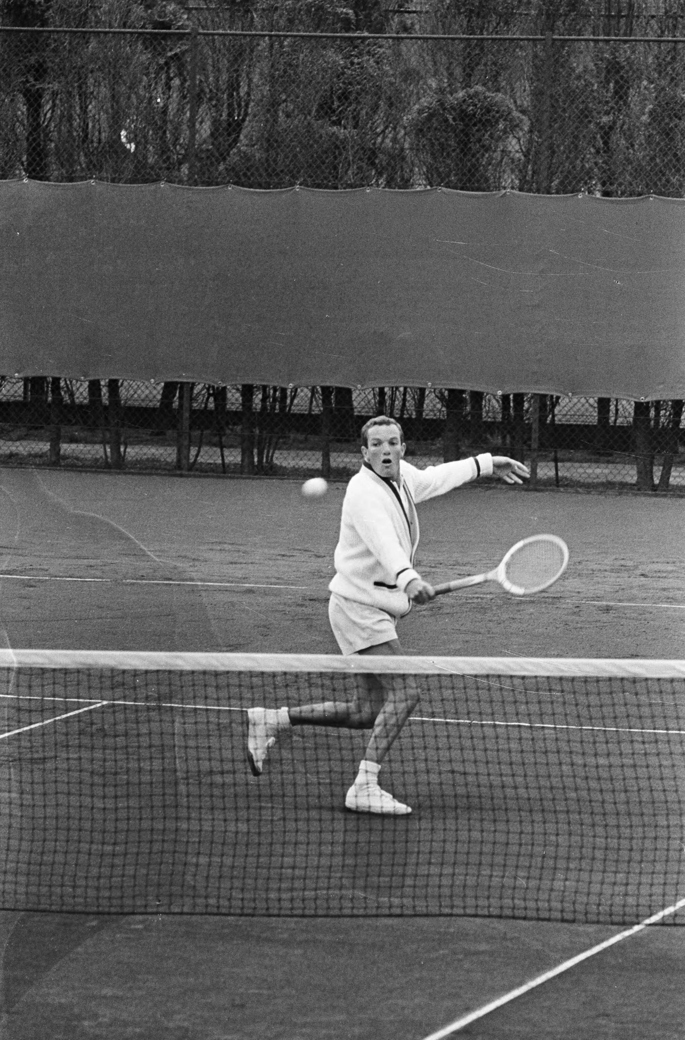 Fotocollectie Anefo — Tennis, Training voor Davis Cup. Oefenwedstrijd van Nederland tegen Zuid-Rhodesië op tennispark Klein Zwitserland te Den Haag. Tom Okker in actie — Foto: Steinmeier, Hans / Anefo. Licentie: Set B: Rechtenvrij / Publiek Domein. Bron: Nationaal Archief. http://hdl.handle.net/10648/aaa22a80-d0b4-102d-bcf8-003048976d84