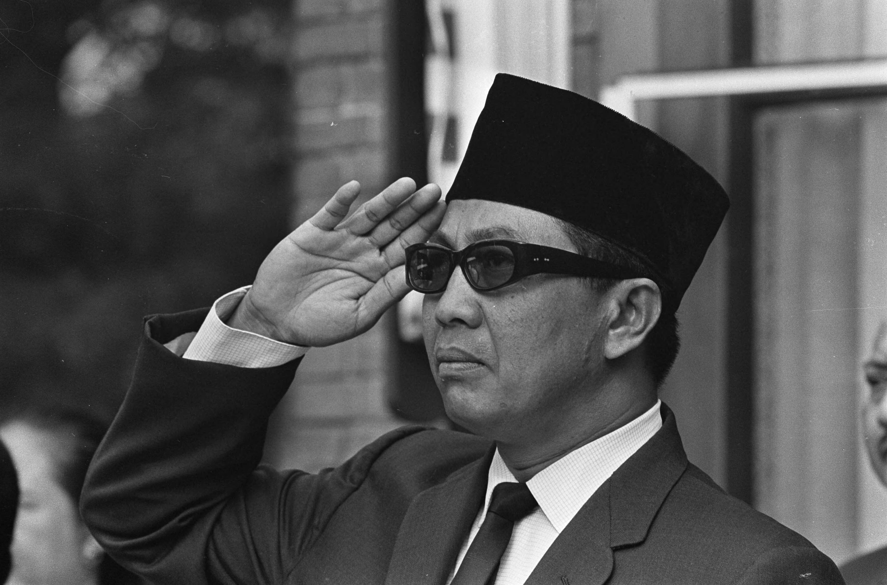 Fotocollectie Anefo — Herdenking Onafhankelijkheidsdag Indonesië bij Indonesische ambassade te Den Haag, , ambassadeur Soedjarwo Tjondronegoro brengt eresaluut — Foto: Koch, Eric / Anefo. Licentie: Set B: Rechtenvrij / Publiek Domein. Bron: Nationaal Archief. http://hdl.handle.net/10648/aabb7a6c-d0b4-102d-bcf8-003048976d84