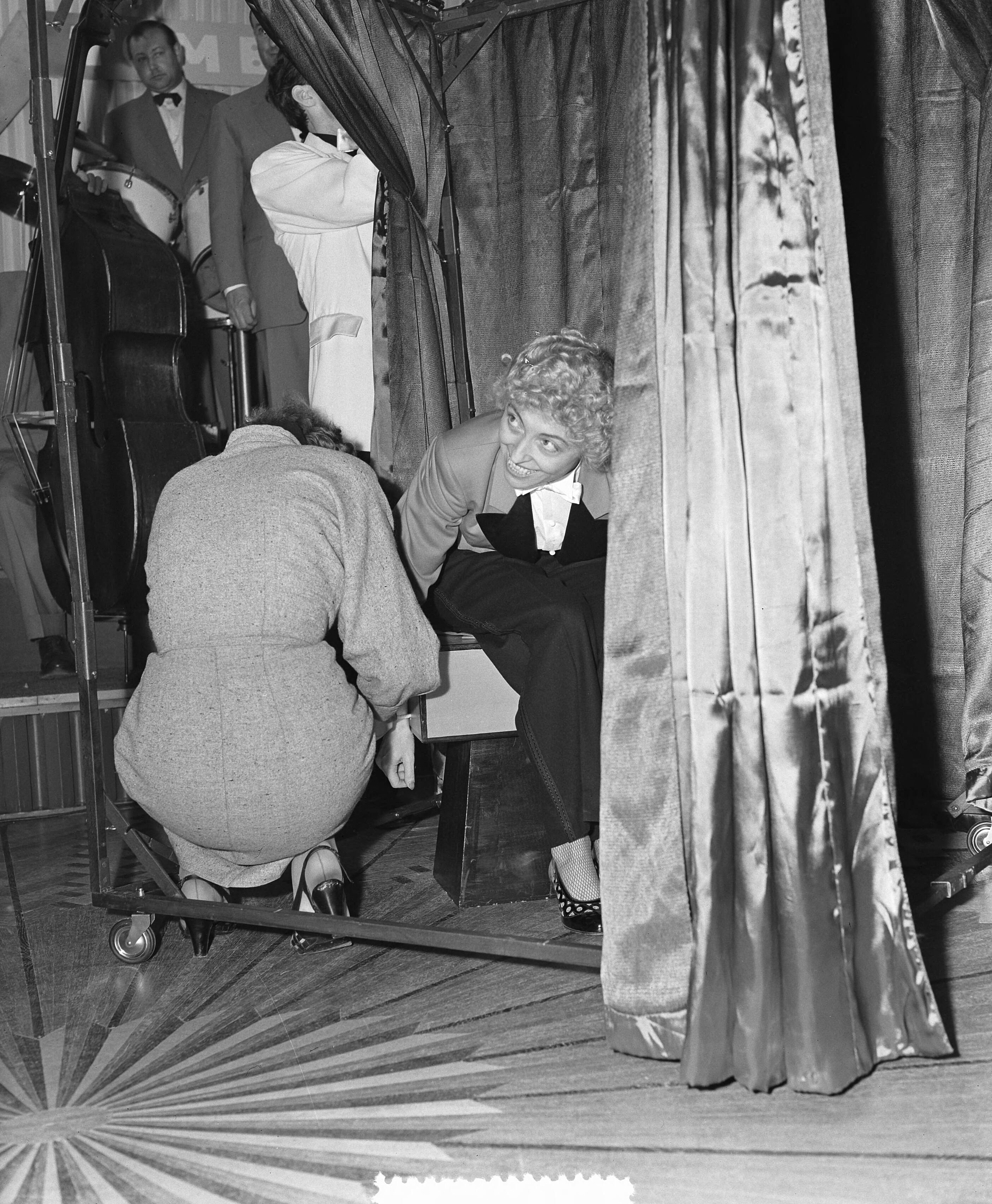 Fotocollectie Anefo — Opdracht Cabaret Zandvoort. Een goochelnummer — Foto: Duinen, H. van / Anefo. Licentie: Set B: Rechtenvrij / Publiek Domein. Bron: Nationaal Archief. http://hdl.handle.net/10648/a922d7ea-d0b4-102d-bcf8-003048976d84