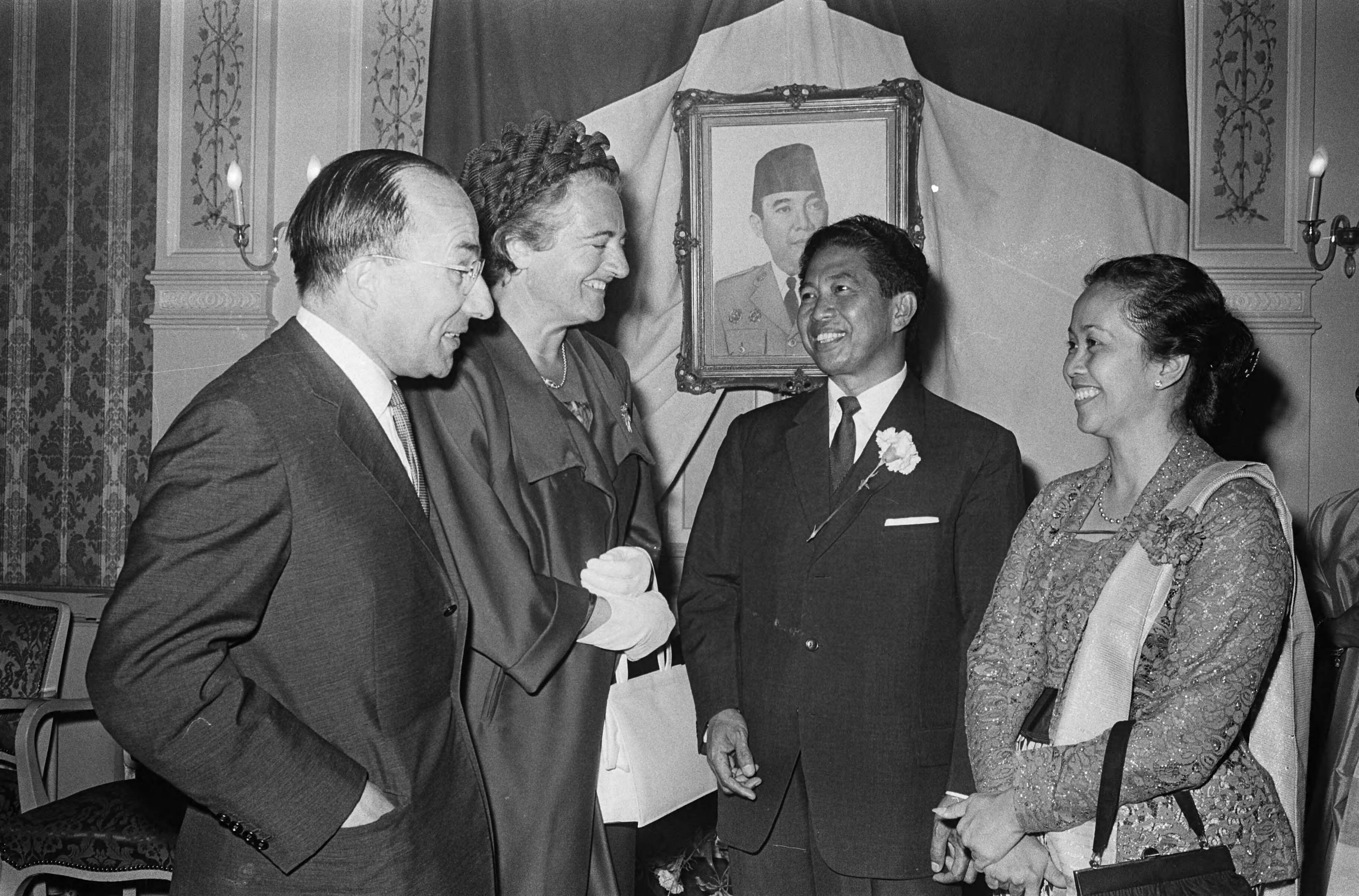 Fotocollectie Anefo — 20e Onafhankelijkheidsdag Indonesië, receptie op kasteel Oud Wassenaar, (links het echtpaar Cals, minister-president, rechts het echtpaar Tjondronegoro, Indonesische ambassadeur in Nederland) — Foto: Koch, Eric / Anefo. Licentie: Set B: Rechtenvrij / Publiek Domein. Bron: Nationaal Archief. http://hdl.handle.net/10648/aabb6b3a-d0b4-102d-bcf8-003048976d84