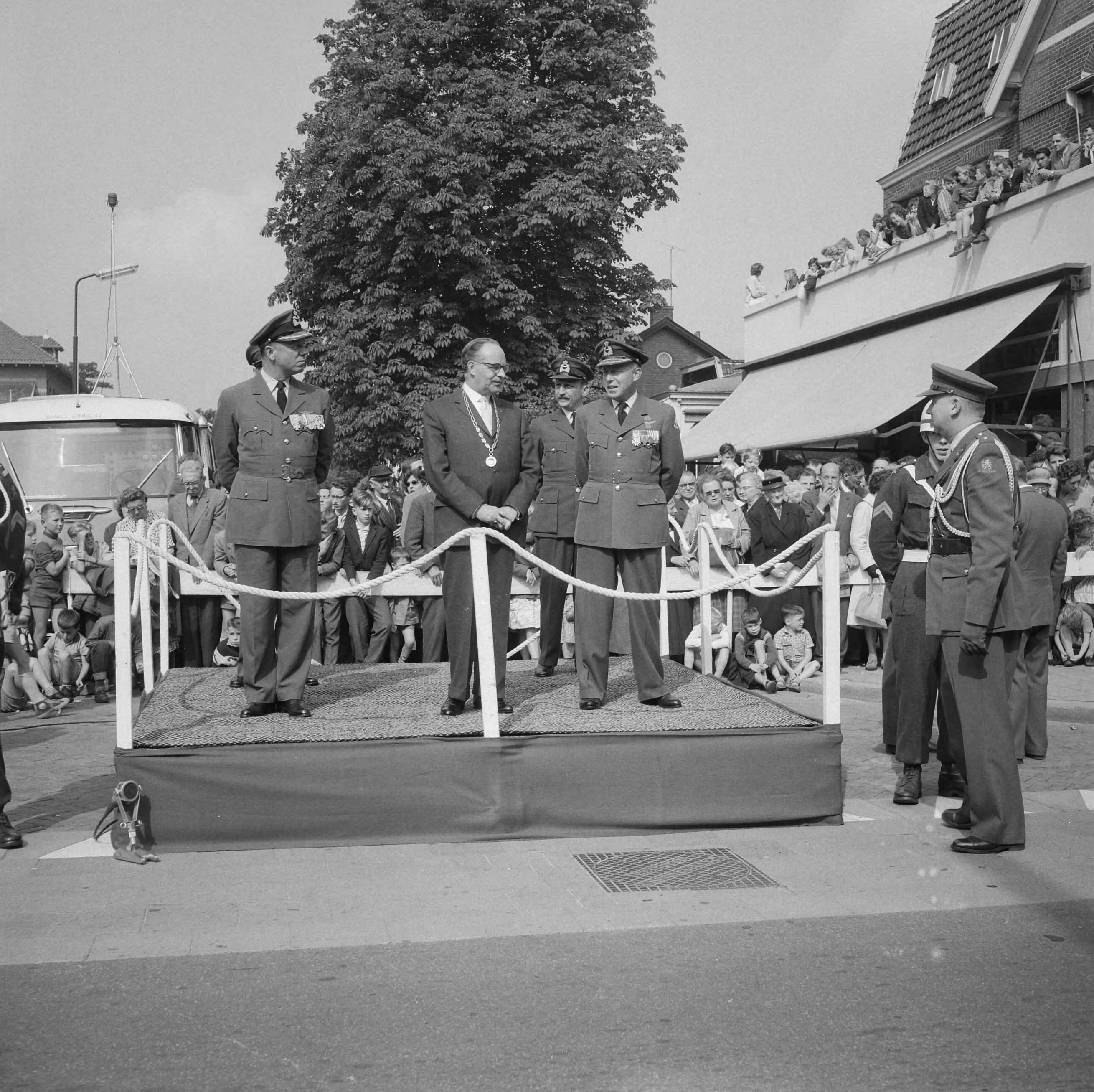 Fotocollectie Anefo — Parade t.g.v. 10-jarig bestaan van het Commando Luchtverdediging te Zeist, op het podium vlnr. de commandant van vliegbasis Soesterberg kolonel G. van der Wolf, loco-burgemeester ir. N. Verhoef en commodore A.B. Wolff, commandant Luchtverdediging — Foto: Lindeboom, Henk / Anefo. Licentie: Set B: Rechtenvrij / Publiek Domein. Bron: Nationaal Archief. http://hdl.handle.net/10648/a9b8ef96-d0b4-102d-bcf8-003048976d84