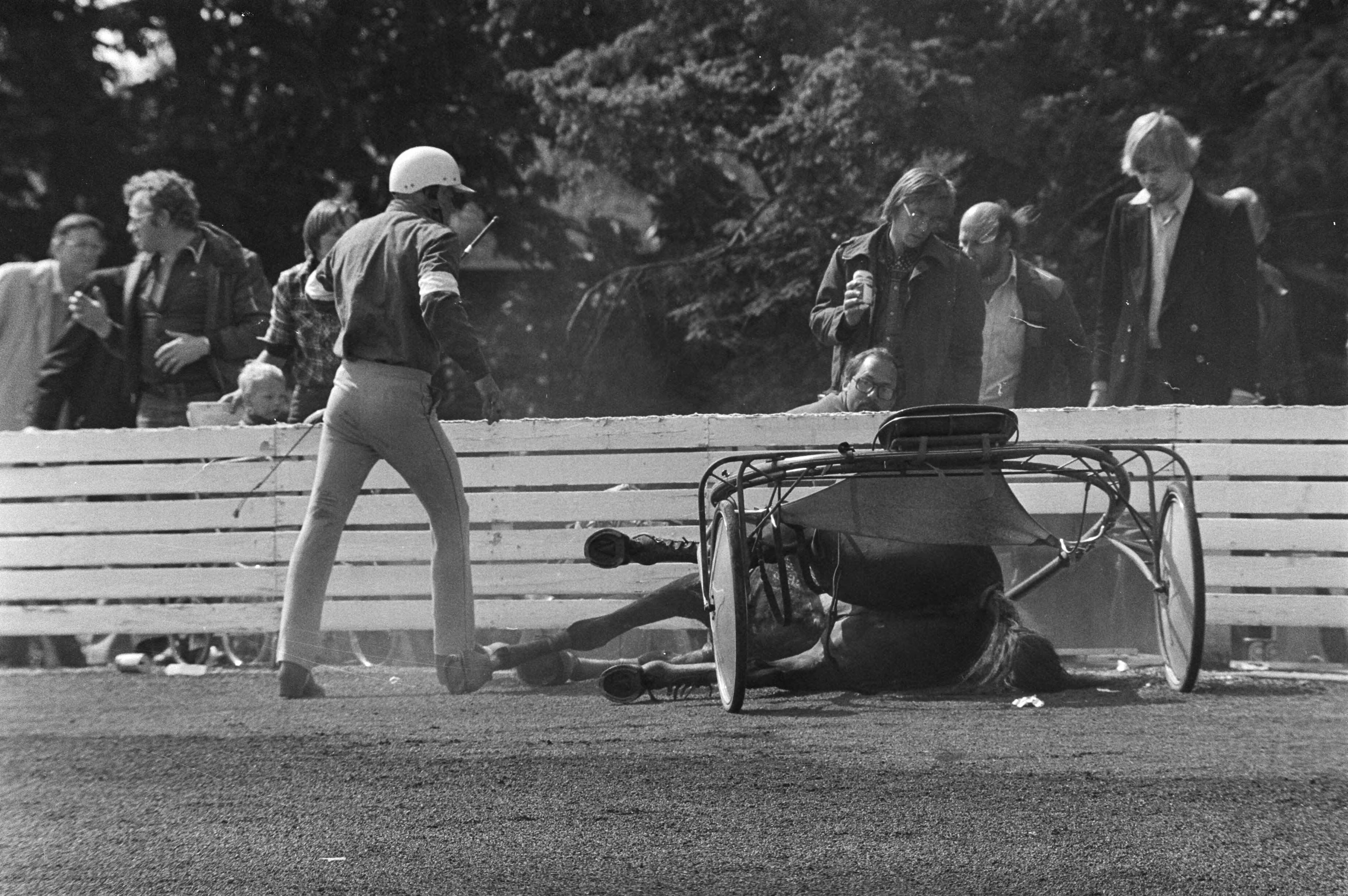 Fotocollectie Anefo — Paardenraces Hilversum; dravers Gold Cup , paard Miraldo gereden door Huyskens loop door houten hek tijdens race op Jamby Buitenzorgprijs — Foto: Peters, Hans / Anefo. Licentie: Set B: Rechtenvrij / Publiek Domein. Bron: Nationaal Archief. http://hdl.handle.net/10648/acb5e8de-d0b4-102d-bcf8-003048976d84