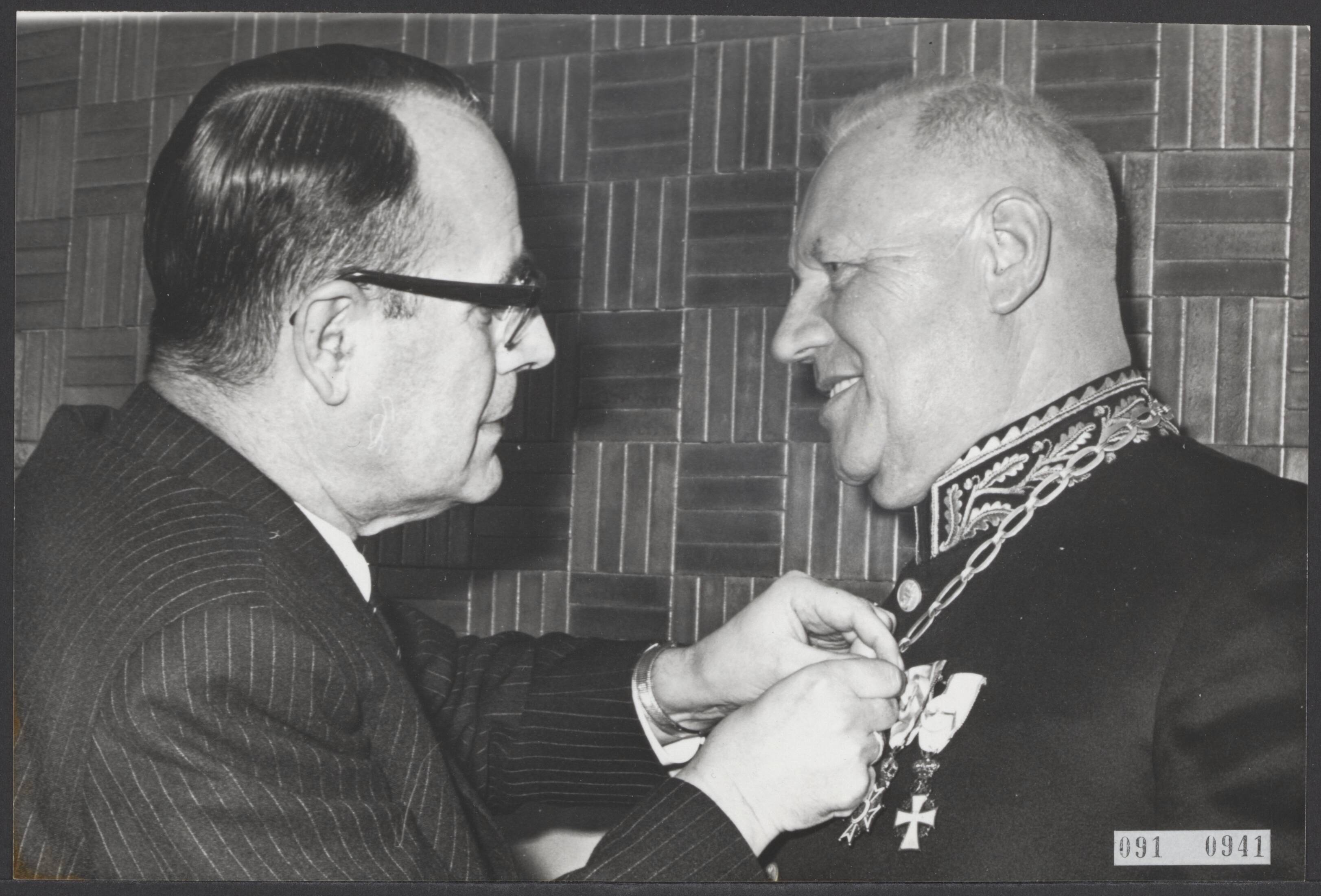 Fotocollectie Elsevier Binnenland — De burgemeester van Hilversum, J.J.G. Boot heeft afscheid genomen. Zowel hij als zijn echtgenote werden onderscheiden door de koningin. Burgemeester Boot krijgt de versierselen behorende bij Ridder in de Orde van de Nederlandse Leeuw uit handen van de Commissaris der Koningin in Noord-Holland, mr. Kranenburg — Foto: Kroon, Ron / Anefo. Licentie: Set B: Rechtenvrij / Publiek Domein. Bron: Nationaal Archief. http://hdl.handle.net/10648/ae2179e0-d0b4-102d-bcf8-003048976d84