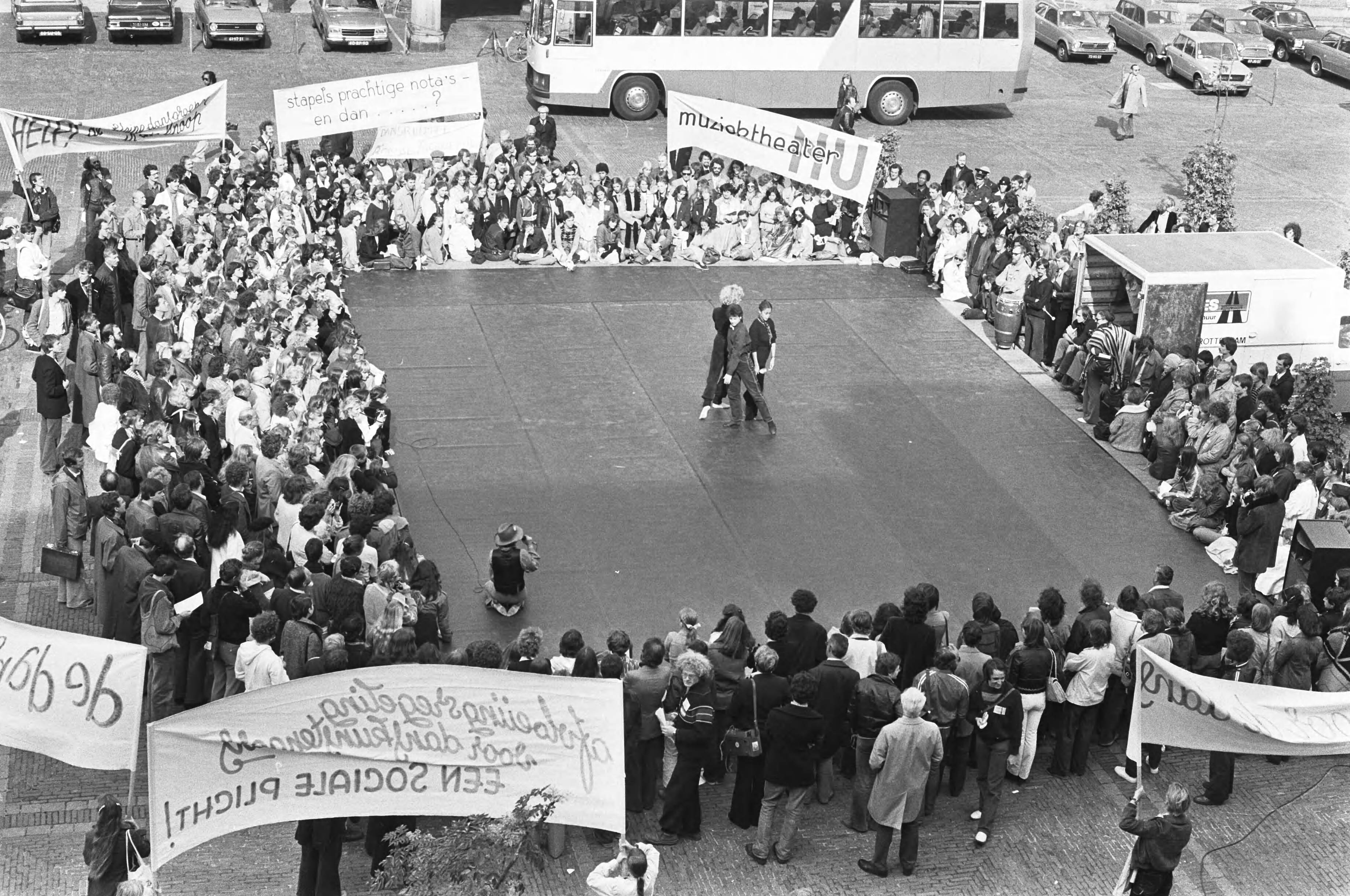 Fotocollectie Anefo — Demonstratie Nederlandse danswereld op Binnenhof te Den Haag — Foto: Suyk, Koen / Anefo. Licentie: Set B: Rechtenvrij / Publiek Domein. Bron: Nationaal Archief. http://hdl.handle.net/10648/acbc85d6-d0b4-102d-bcf8-003048976d84