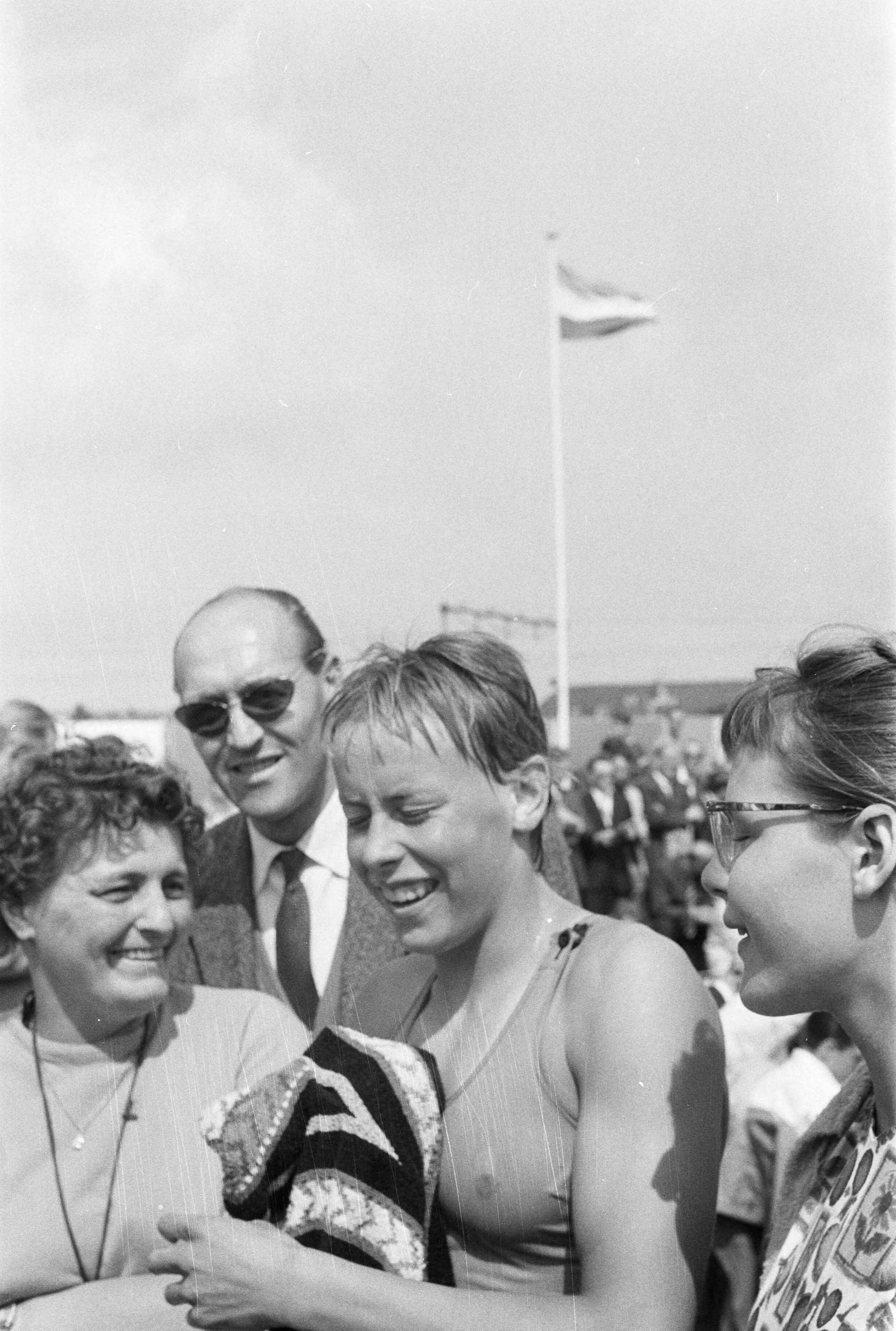 Fotocollectie Anefo — Tweede zwemselectiewedstrijden voor Olympische Spelen in Haarlem. Gretta Kok — Foto: Pot, Harry / Anefo. Licentie: Set B: Rechtenvrij / Publiek Domein. Bron: Nationaal Archief. http://hdl.handle.net/10648/a9b50ed0-d0b4-102d-bcf8-003048976d84