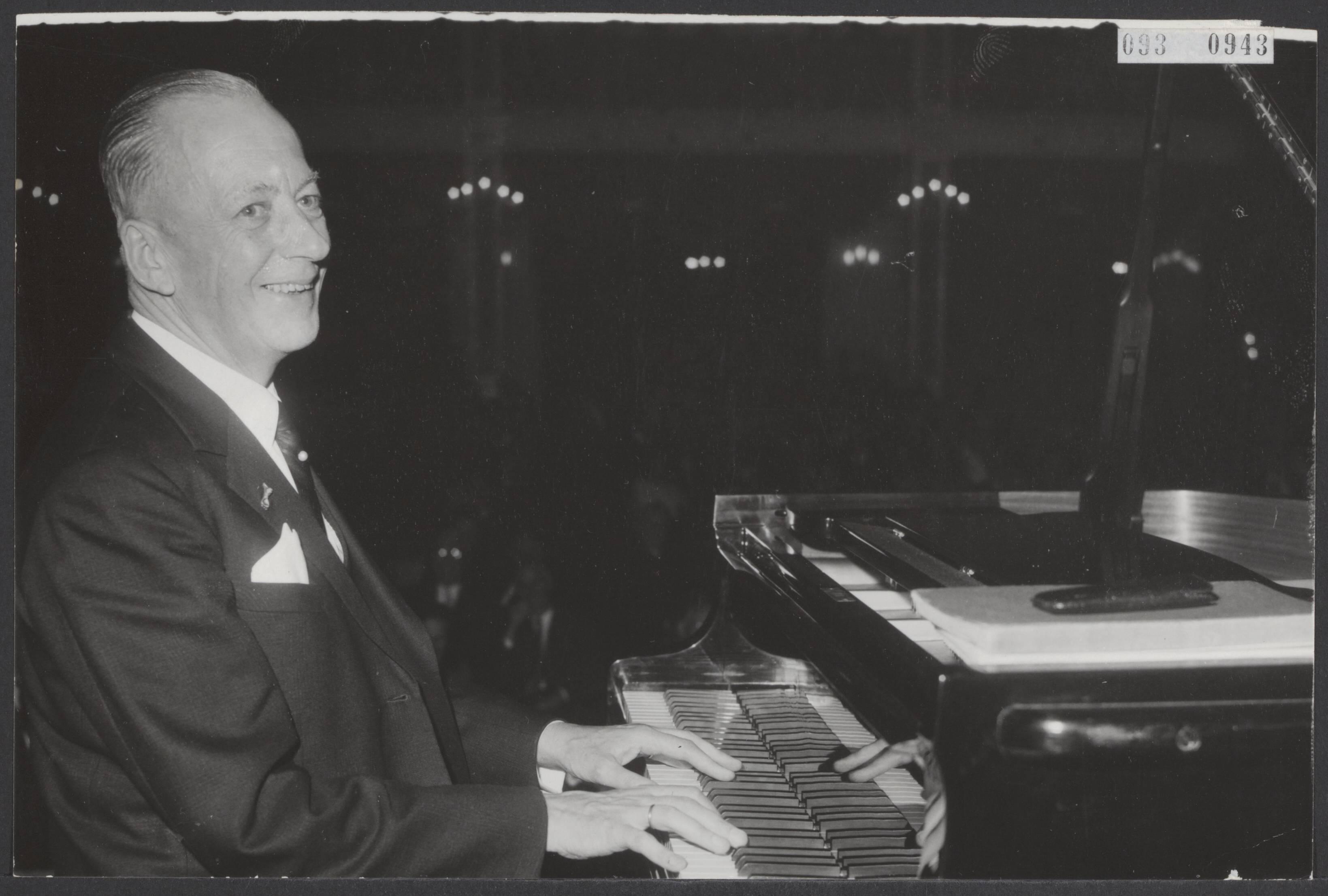 Fotocollectie Elsevier Binnenland — Viering van het 10-jarig jubileum van het Nederlands Genootschap van Burgemeesters in het Kurhaus te Scheveningen. 300 burgemeesters en hun echtgenoten woonden het feest bij. De Utrechtse burgemeester jhr. mr. C.J.A. de Ranitz gaf na de toespraken een piano-recital — Foto: Bilsen, Joop van / Anefo. Licentie: Set B: Rechtenvrij / Publiek Domein. Bron: Nationaal Archief. http://hdl.handle.net/10648/ae29bf06-d0b4-102d-bcf8-003048976d84