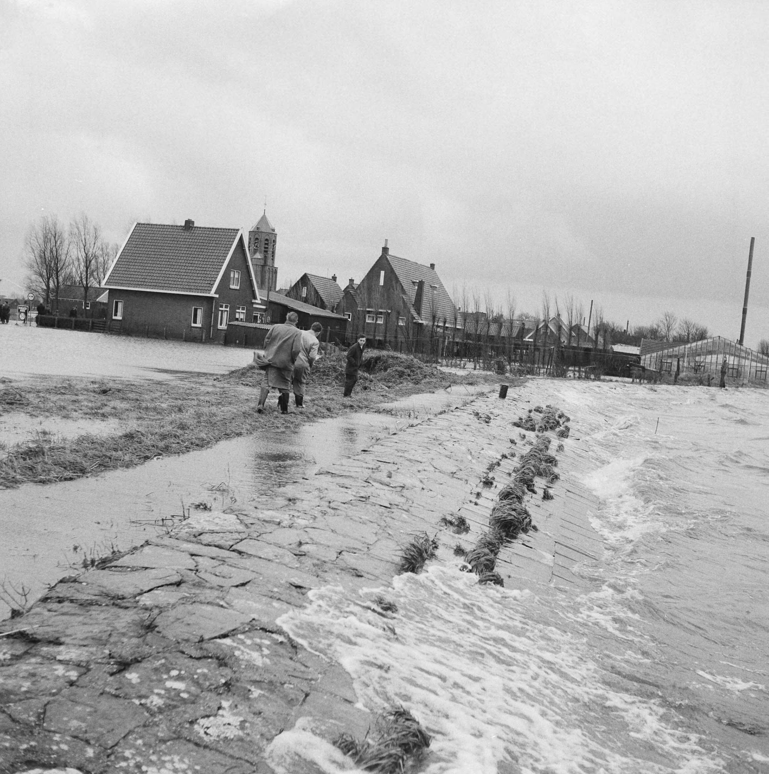 Fotocollectie Anefo — Overstroming in Rijnsaterwoude, overzicht dijkje tijdens storm — Foto: Behrens, Herbert F. / Anefo. Licentie: Set B: Rechtenvrij / Publiek Domein. Bron: Nationaal Archief. http://hdl.handle.net/10648/a9c1936c-d0b4-102d-bcf8-003048976d84