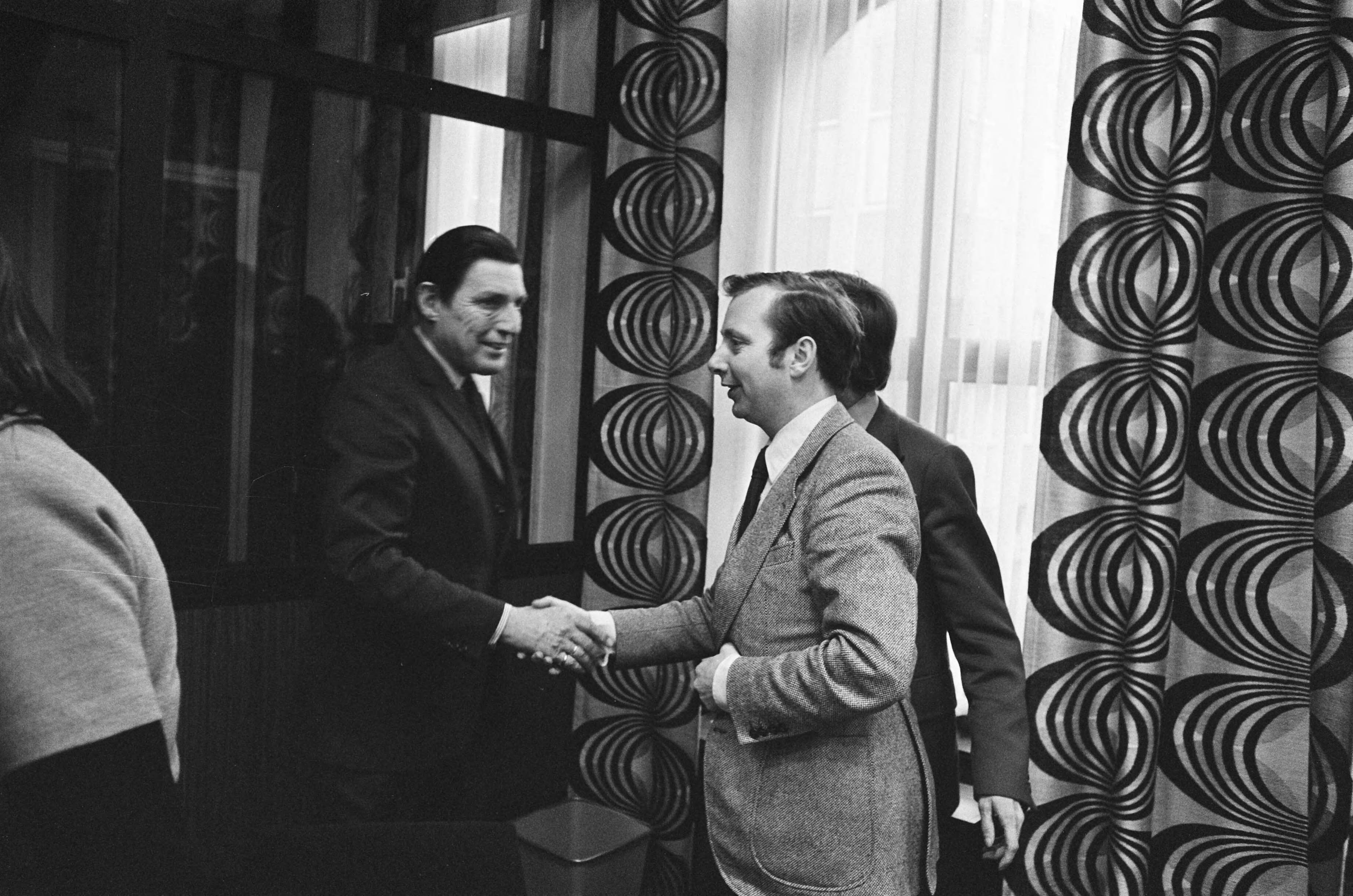 Fotocollectie Anefo — Hoorzitting Kamercommissie Economische Zaken met oliemaatschappijen in Den Haag ; nr. 8 heer Montijn word begroet door Arie van de Hek (PvdA) / — Foto: Verhoeff, Bert / Anefo. Licentie: Set B: Rechtenvrij / Publiek Domein. Bron: Nationaal Archief. http://hdl.handle.net/10648/ac63dc9c-d0b4-102d-bcf8-003048976d84