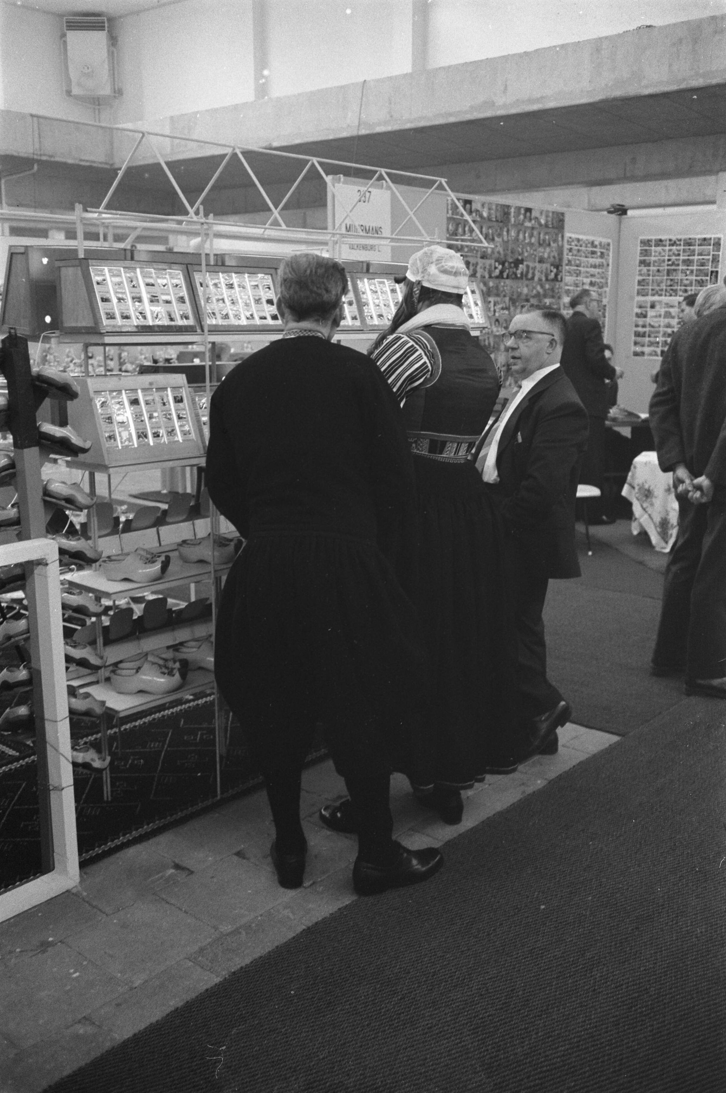 Fotocollectie Anefo — Souveniersvakbeurs in de Beatrix en Irenehal te Utrecht — Foto: Pot, Harry / Anefo. Licentie: Set B: Rechtenvrij / Publiek Domein. Bron: Nationaal Archief. http://hdl.handle.net/10648/a9c4e9fe-d0b4-102d-bcf8-003048976d84