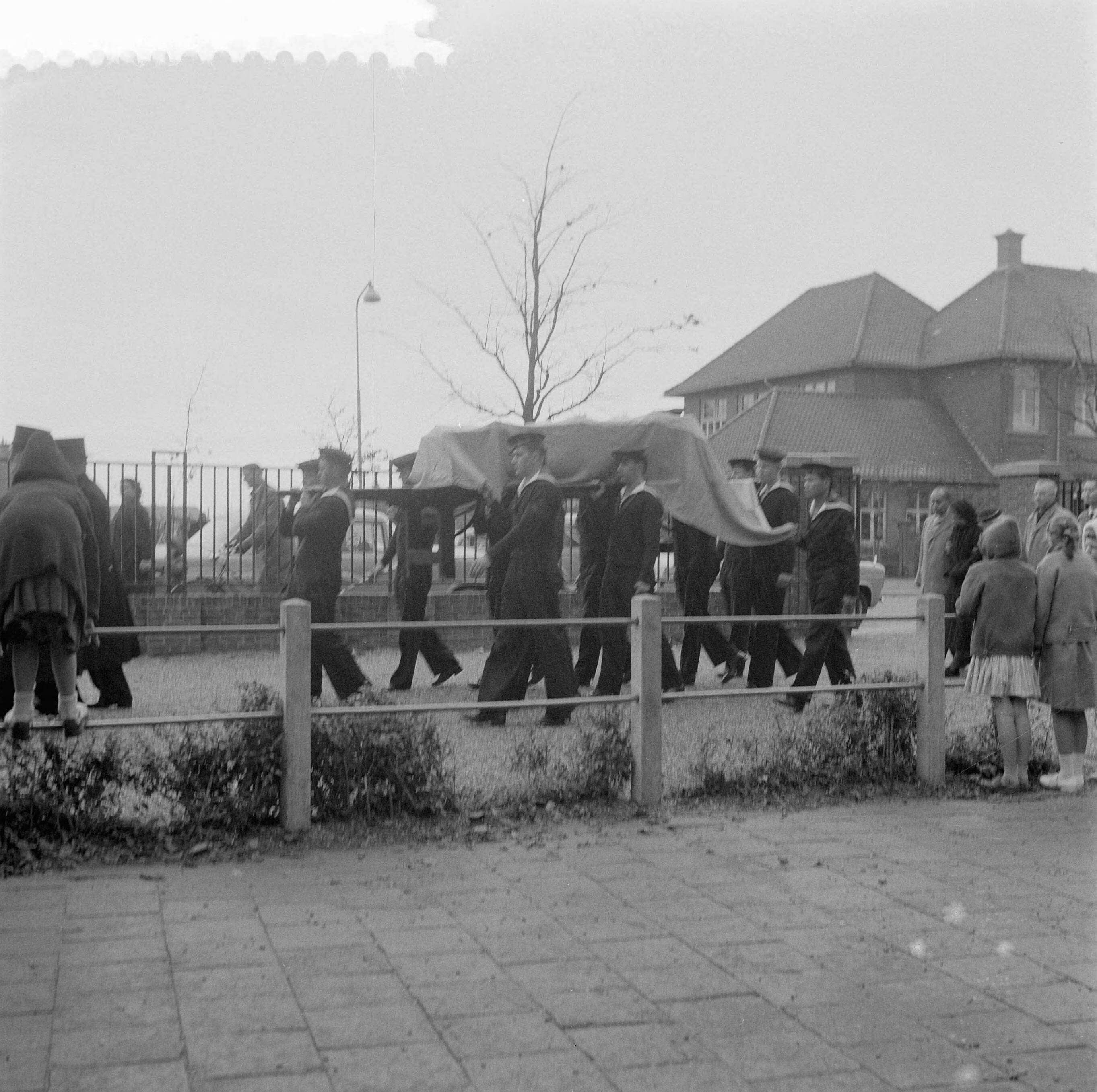 Fotocollectie Anefo — Marvobegrafenis J. O. S. van der Hoeven te Rijswijk — Foto: Rossem, Wim van / Anefo. Licentie: Set B: Rechtenvrij / Publiek Domein. Bron: Nationaal Archief. http://hdl.handle.net/10648/a96b592a-d0b4-102d-bcf8-003048976d84