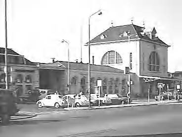 Fotocollectie Rijksvoorlichtingsdienst Eigen — NS-station Leeuwarden gezien vanaf het stationsplein. Dias Leeuwarden doorlopende serie van 8 — Foto: Schuurman, Ralph L. / RVD. Licentie: Set B: Rechtenvrij / Publiek Domein. Bron: Nationaal Archief. http://hdl.handle.net/10648/af7606ee-d0b4-102d-bcf8-003048976d84