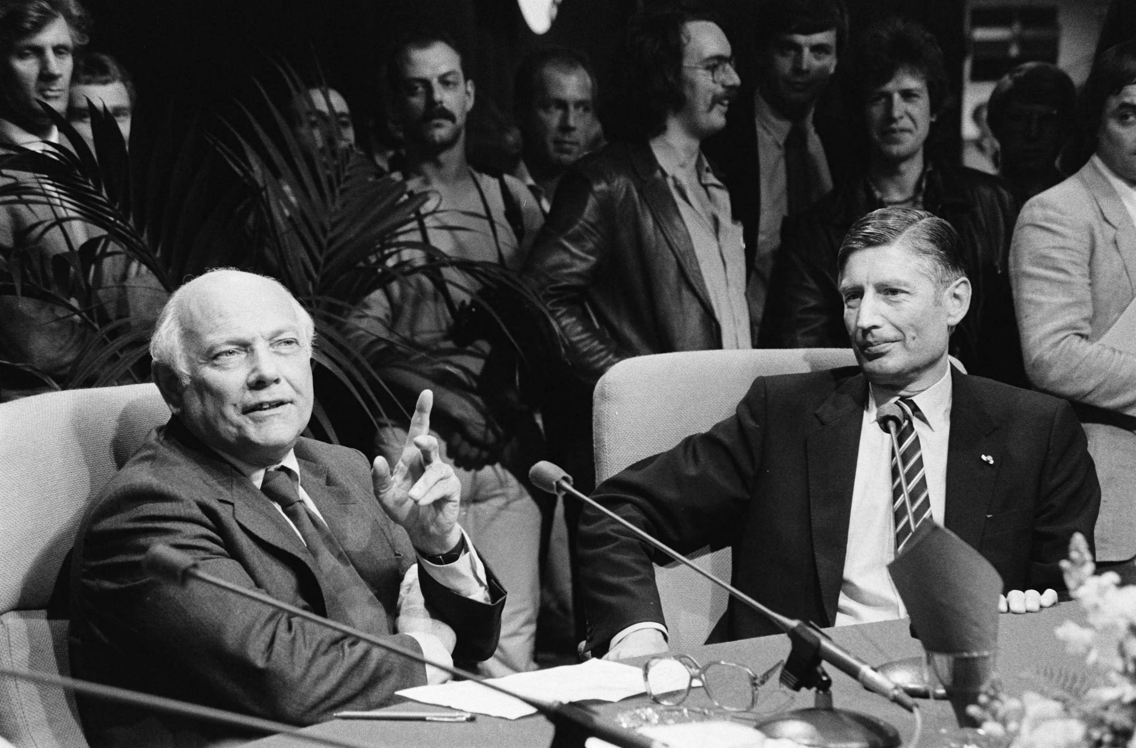 Fotocollectie Anefo — TV-uitzending wordt in NOS-studio in Hilversum opgenomen de verkiezingen met lijststrekkers van de grote partijen — Foto: Dijk, Hans van / Anefo. Licentie: Set B: Rechtenvrij / Publiek Domein. Bron: Nationaal Archief. http://hdl.handle.net/10648/acfcbc50-d0b4-102d-bcf8-003048976d84