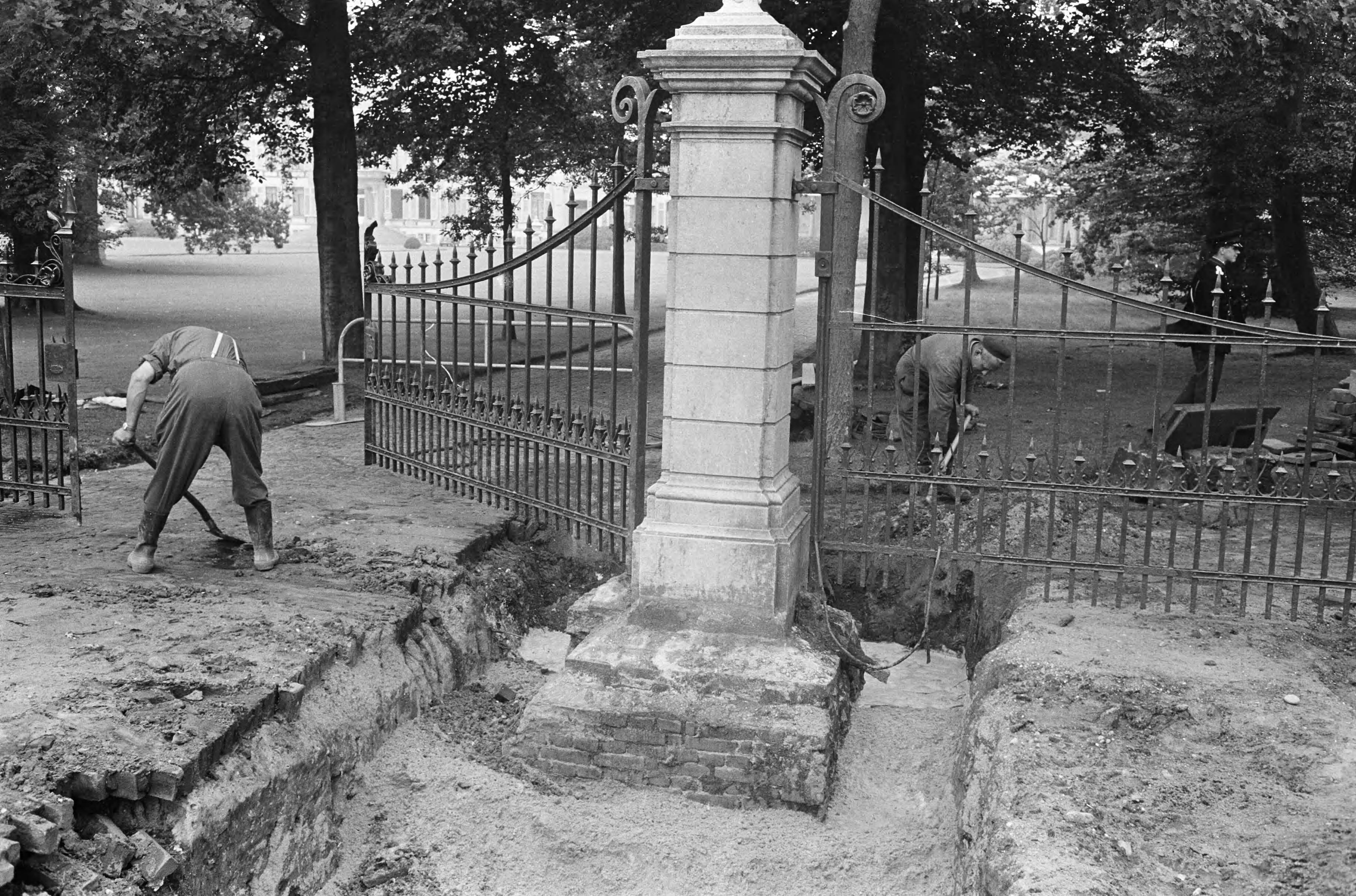 Aanleg van een vierbaansweg voor Paleis Soestdijk — Het opnieuw rechtzetten van het hek rond de paleistuin — Foto: Fotograaf Onbekend / Anefo. Licentie: Set B: Rechtenvrij / Publiek Domein. Bron: Nationaal Archief. http://hdl.handle.net/10648/ab49670a-d0b4-102d-bcf8-003048976d84