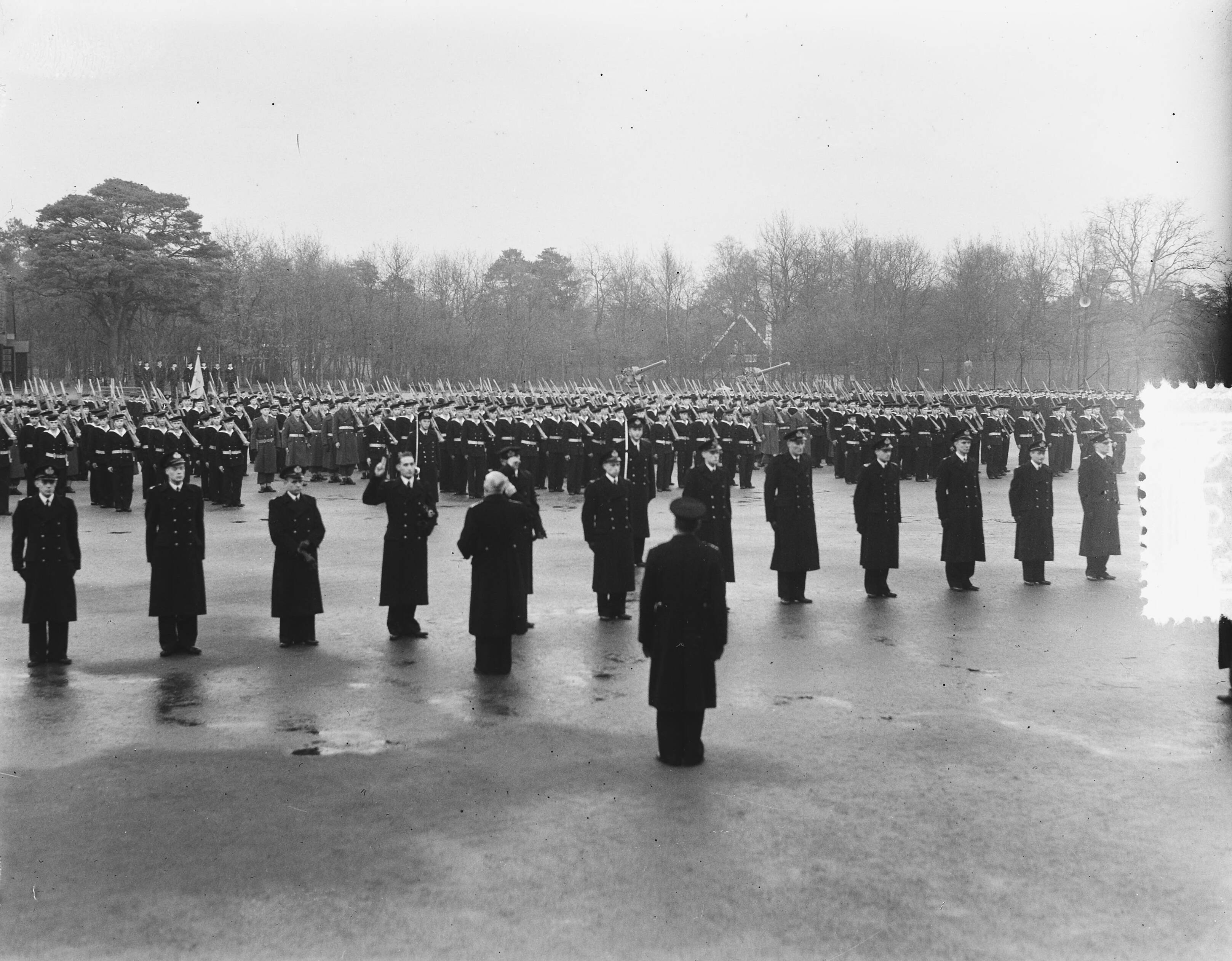 Beëdiging van 37 marine-officieren in MOK HIlversum — In het Marine-opleidingskamp nabij Hilversum zijn 37 marineofficieren beëdigd door de kapitein-ter-zee ]. J. Hogendoorn — Foto: Bilsen, Joop van / Anefo. Licentie: Set B: Rechtenvrij / Publiek Domein. Bron: Nationaal Archief. http://hdl.handle.net/10648/a8f3fc68-d0b4-102d-bcf8-003048976d84