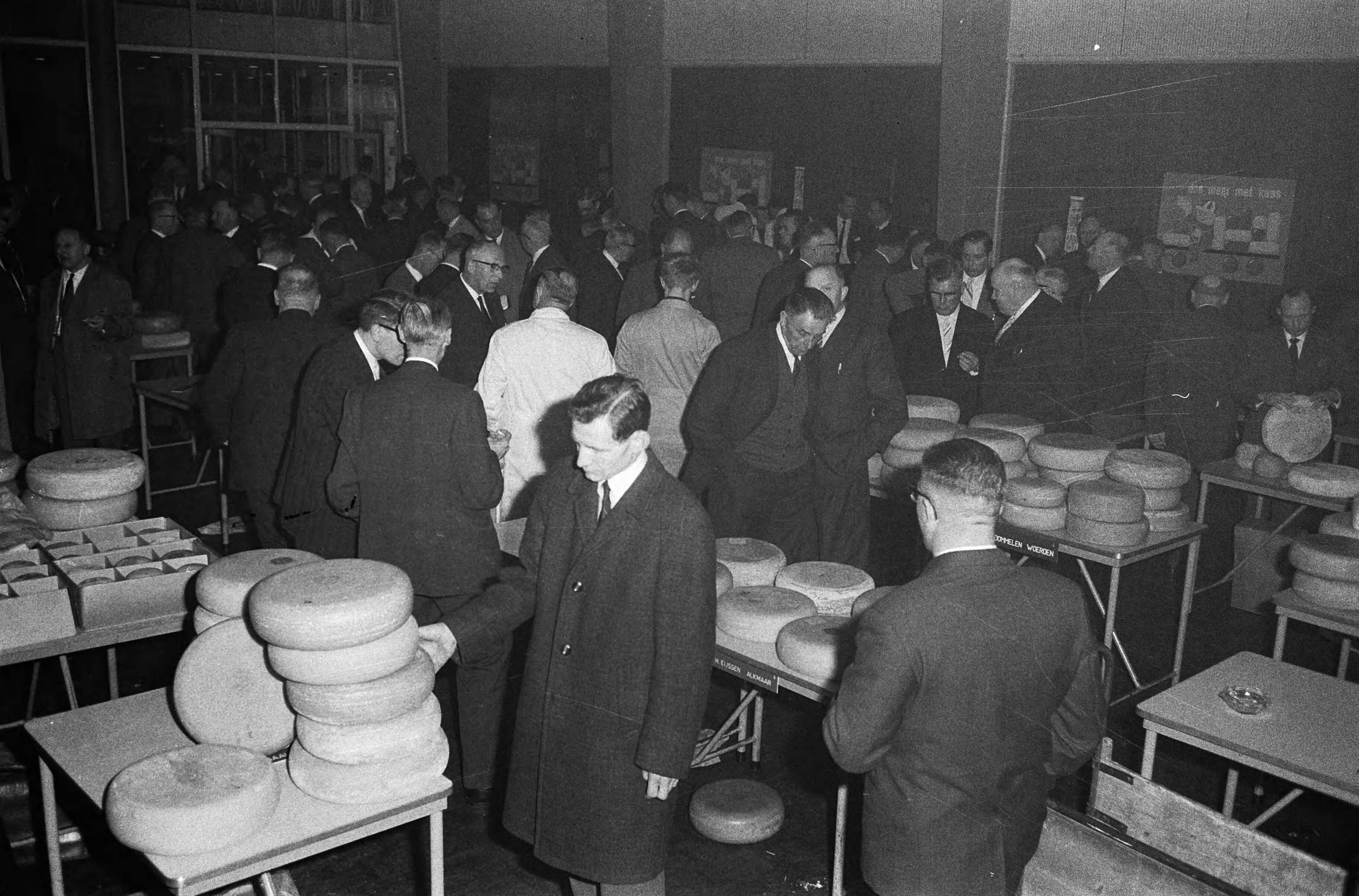 Fotocollectie Anefo — [Opdracht Nederlandse Vereniging van Kaasexporteurs , Zwarteweg 25 Den Haag ] Kaaskeuring — Foto: Broers, F.N. / Anefo. Licentie: Set B: Rechtenvrij / Publiek Domein. Bron: Nationaal Archief. http://hdl.handle.net/10648/aa343cb4-d0b4-102d-bcf8-003048976d84
