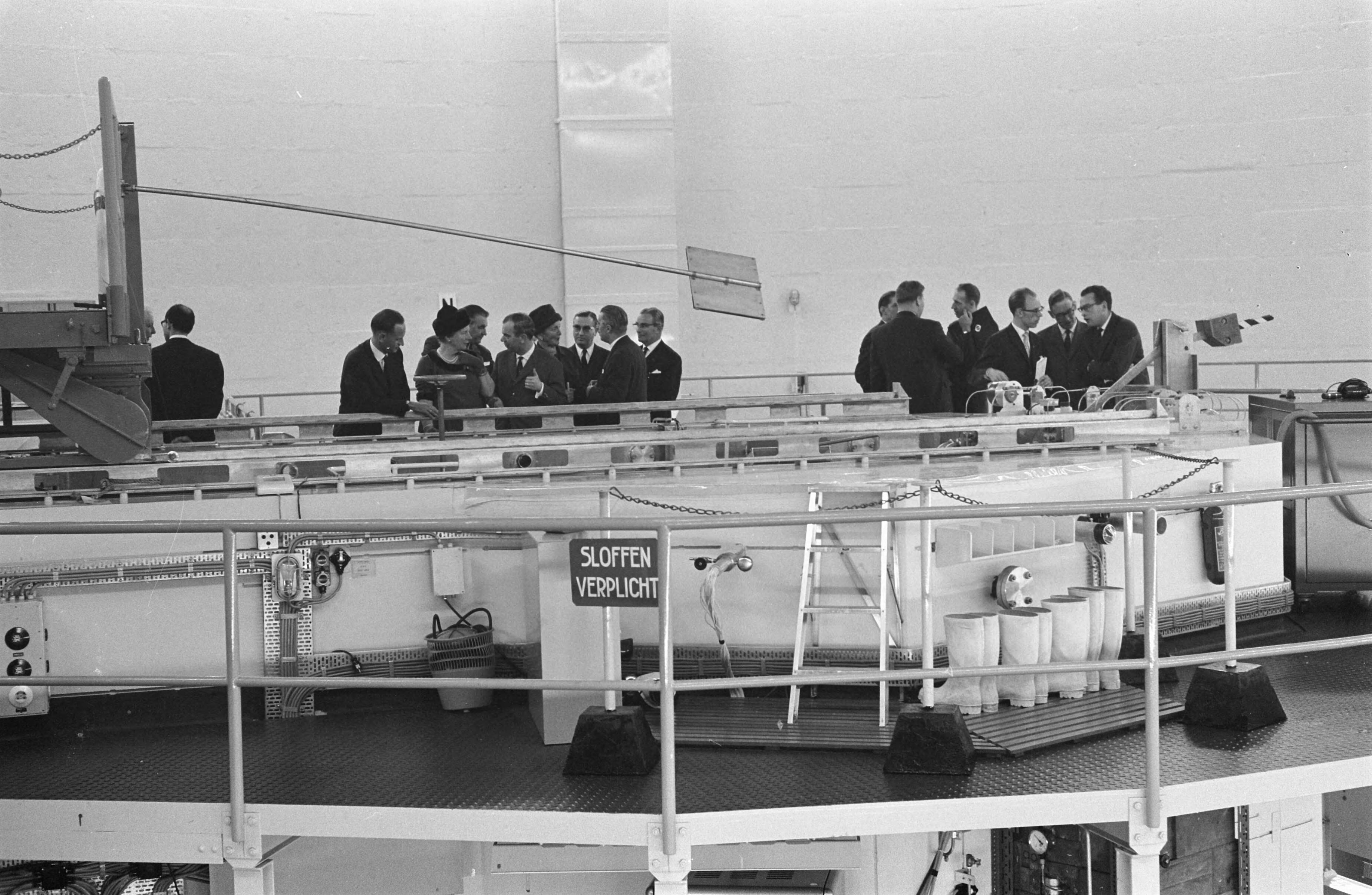 Fotocollectie Anefo — Koningin Juliana brengt een bezoek aan het Reactor-centrum te Petten — Foto: Pot, Harry / Anefo. Licentie: Set B: Rechtenvrij / Publiek Domein. Bron: Nationaal Archief. http://hdl.handle.net/10648/aa1f6b5e-d0b4-102d-bcf8-003048976d84