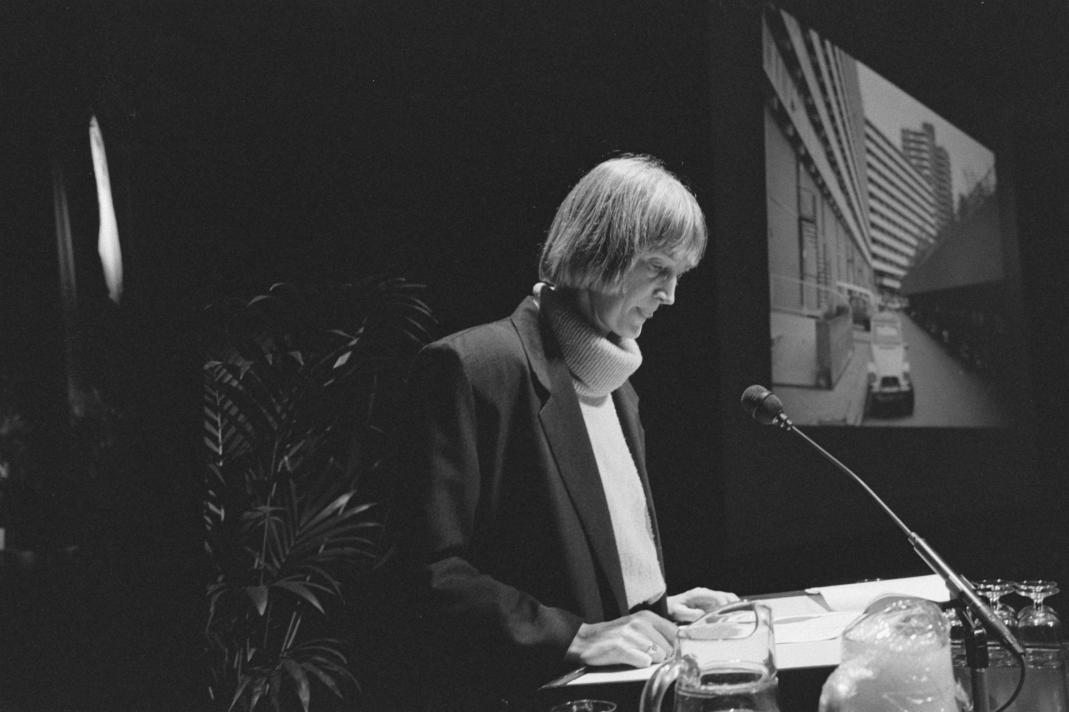 Fotocollectie Anefo — Utrecht, Congres Stichting Vrouwen Bouwen en Wonen "Buiten Gewoon Veilig"; Gertje Segond von Branchet (VROM) tijdens rede — Foto: Gerrits, Roland / Anefo. Licentie: Set B: Rechtenvrij / Publiek Domein. Bron: Nationaal Archief. http://hdl.handle.net/10648/ad5c152e-d0b4-102d-bcf8-003048976d84