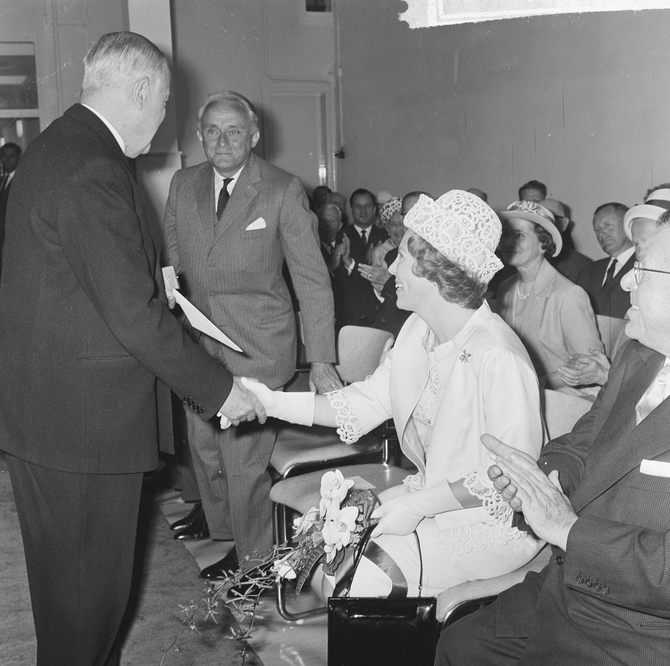 Fotocollectie Anefo — Prinses Beatrix opende blindenbibliotheek in Den Haag — Foto: Koch, Eric / Anefo. Licentie: Set B: Rechtenvrij / Publiek Domein. Bron: Nationaal Archief. http://hdl.handle.net/10648/aa6ad3dc-d0b4-102d-bcf8-003048976d84