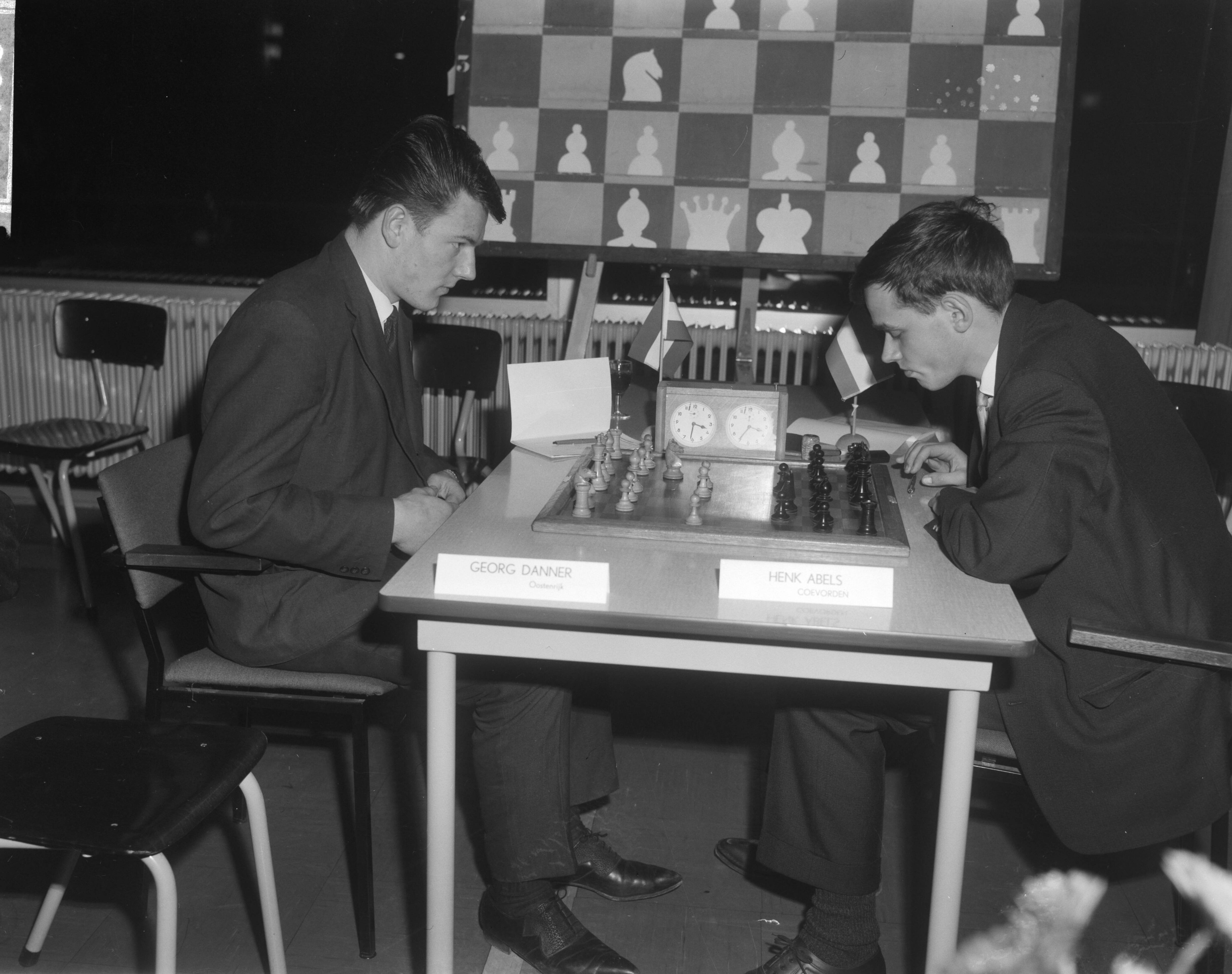 Fotocollectie Anefo — Internationaal Jeugd Schaaktoernooi te Groningen, George Danner (Oostenrijk) en Henk Abels (Nederland) — Foto: Bilsen, Joop van / Anefo. Licentie: Set B: Rechtenvrij / Publiek Domein. Bron: Nationaal Archief. http://hdl.handle.net/10648/aad40f32-d0b4-102d-bcf8-003048976d84
