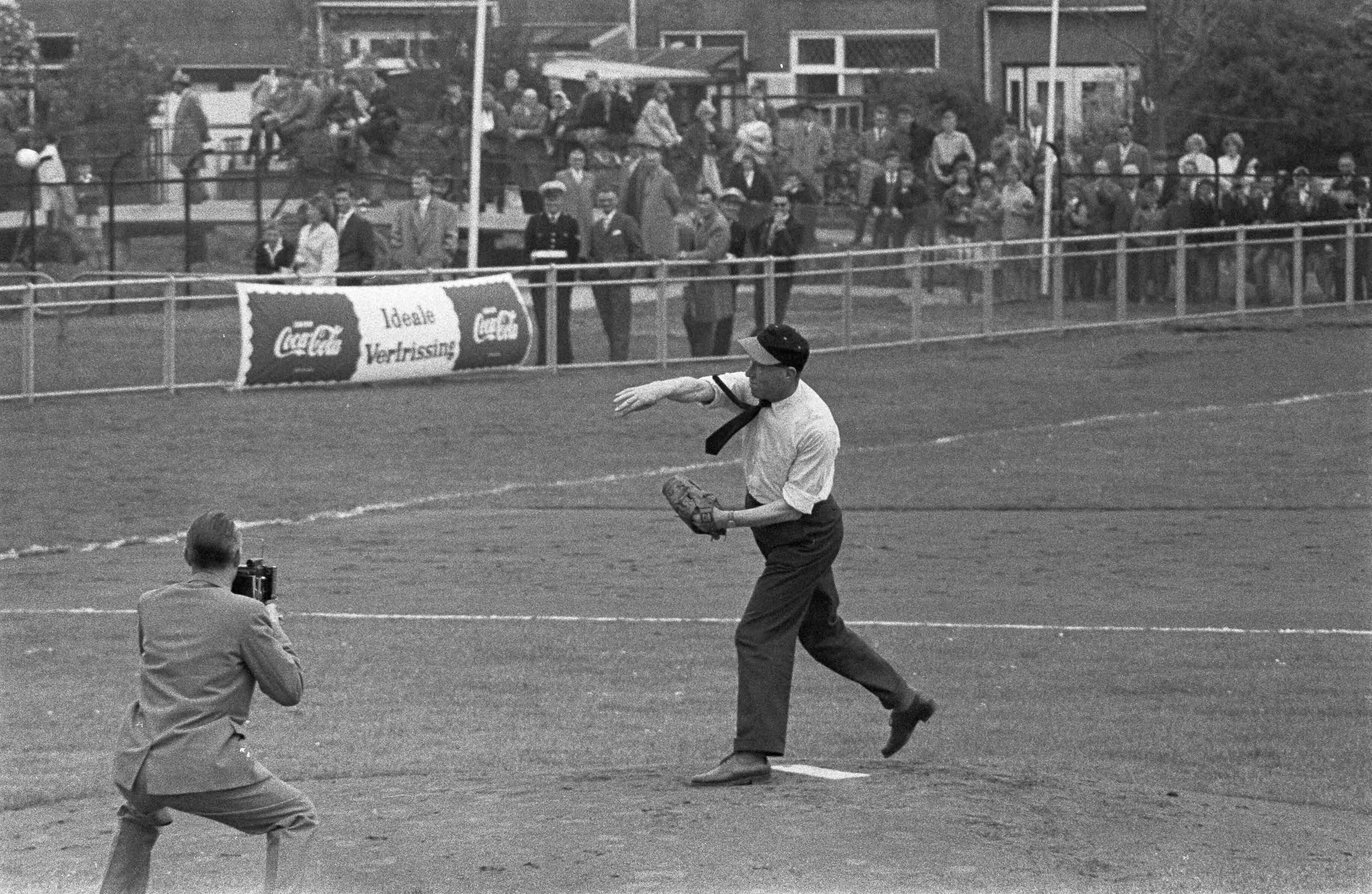 Fotocollectie Anefo — Honkba.l Nederland tegen België 8-1 te Haarlem — Foto: Rossem, Wim van / Anefo. Licentie: Set B: Rechtenvrij / Publiek Domein. Bron: Nationaal Archief. http://hdl.handle.net/10648/a9af3852-d0b4-102d-bcf8-003048976d84