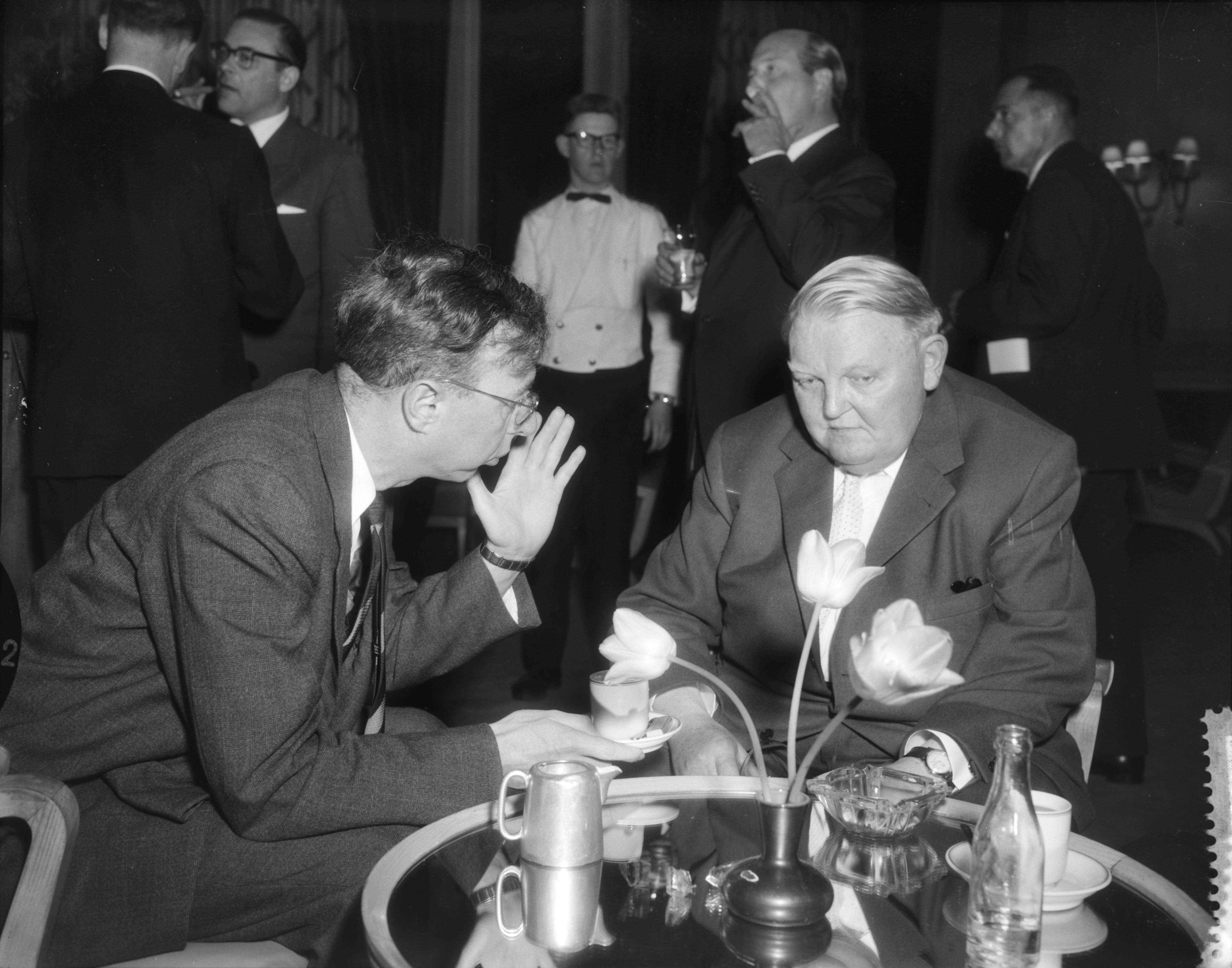 Fotocollectie Anefo — 12e Internationaal Congres van de Unie van Jonge Christen-Democraten (UIJD) in Scheveningen. Prof. dr. J. Zijlstra en de Duitse minister van Economische Zaken en vice-bondskanselier prof. dr. L.W. Erhard — Foto: Pot, Harry / Anefo. Licentie: Set B: Rechtenvrij / Publiek Domein. Bron: Nationaal Archief. http://hdl.handle.net/10648/a97baeba-d0b4-102d-bcf8-003048976d84