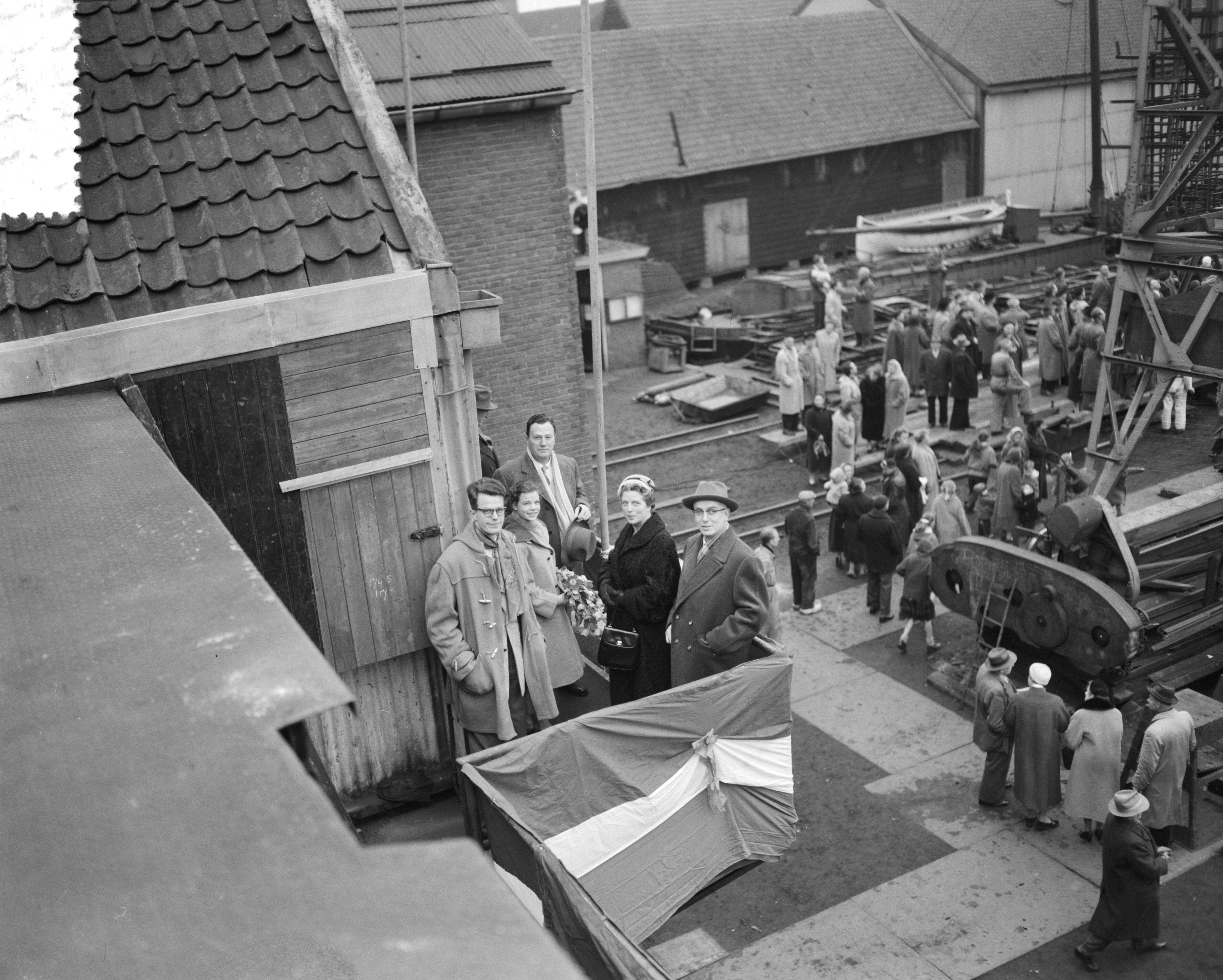 Fotocollectie Anefo — Tewaterlating motorcoaster "Hvideklint" bij de Zaanlandse Scheepsbouw Maatschappij te Zaandam — Foto: Bilsen, Joop van / Anefo. Licentie: Set B: Rechtenvrij / Publiek Domein. Bron: Nationaal Archief. http://hdl.handle.net/10648/a95b2e06-d0b4-102d-bcf8-003048976d84