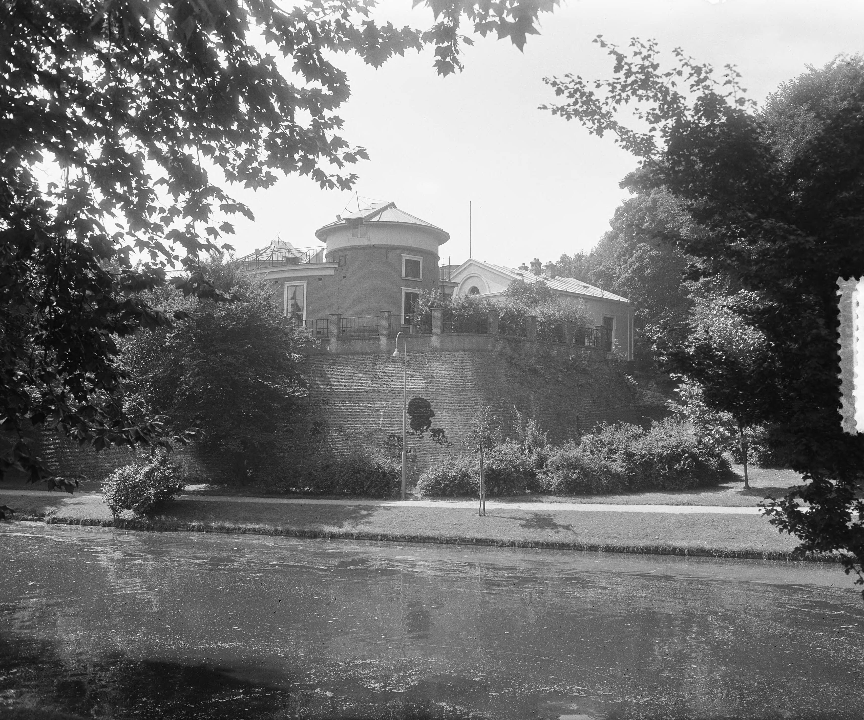 Fotocollectie Anefo — Sterrenwacht Utrecht Sonnenborgh 100 jaar. Exterieur — Foto: Pot, Harry / Anefo. Licentie: Set B: Rechtenvrij / Publiek Domein. Bron: Nationaal Archief. http://hdl.handle.net/10648/a910e38c-d0b4-102d-bcf8-003048976d84
